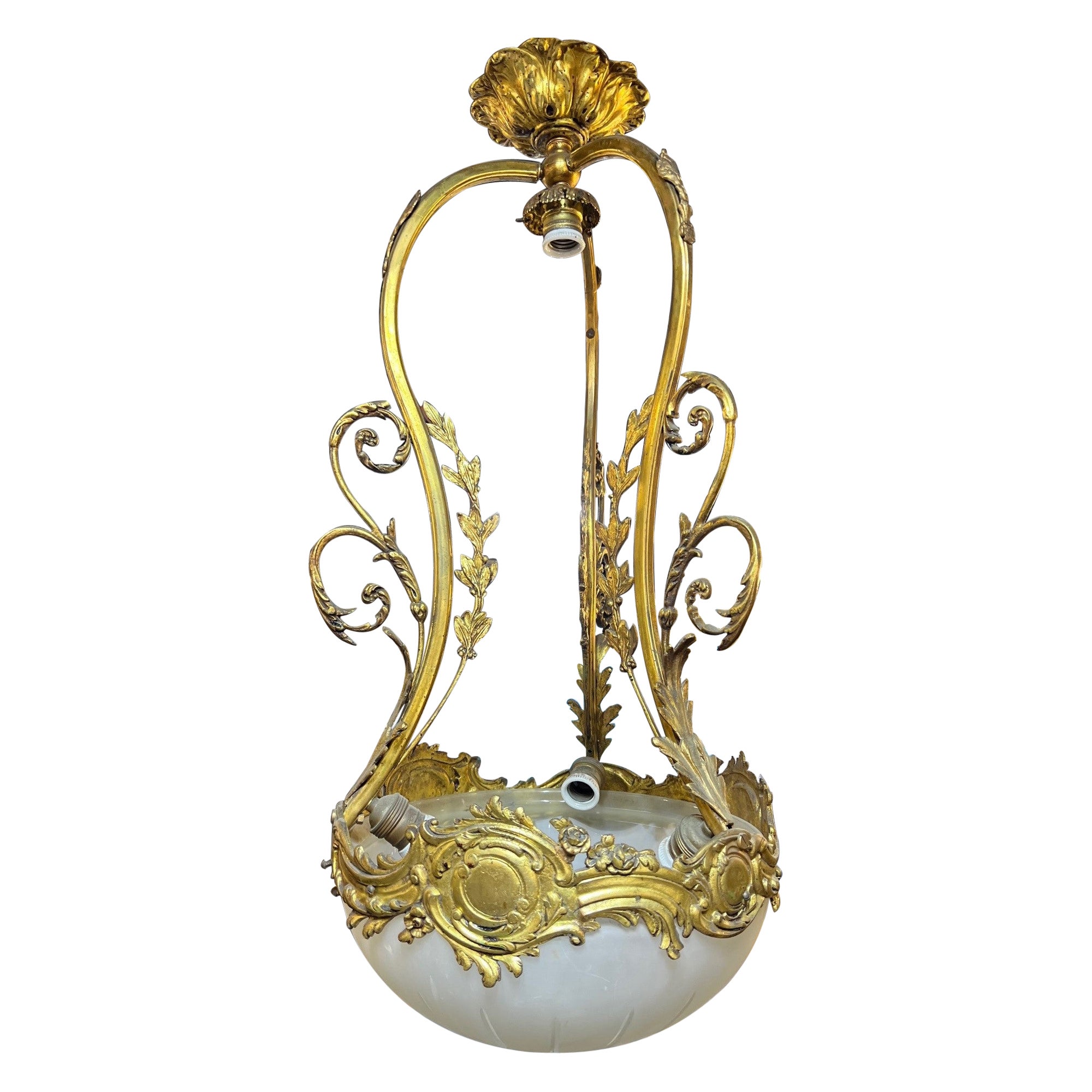 Lampadario in bronzo antico dei primi del Novecento, ciotola in vetro tagliato da Parigi, Francia