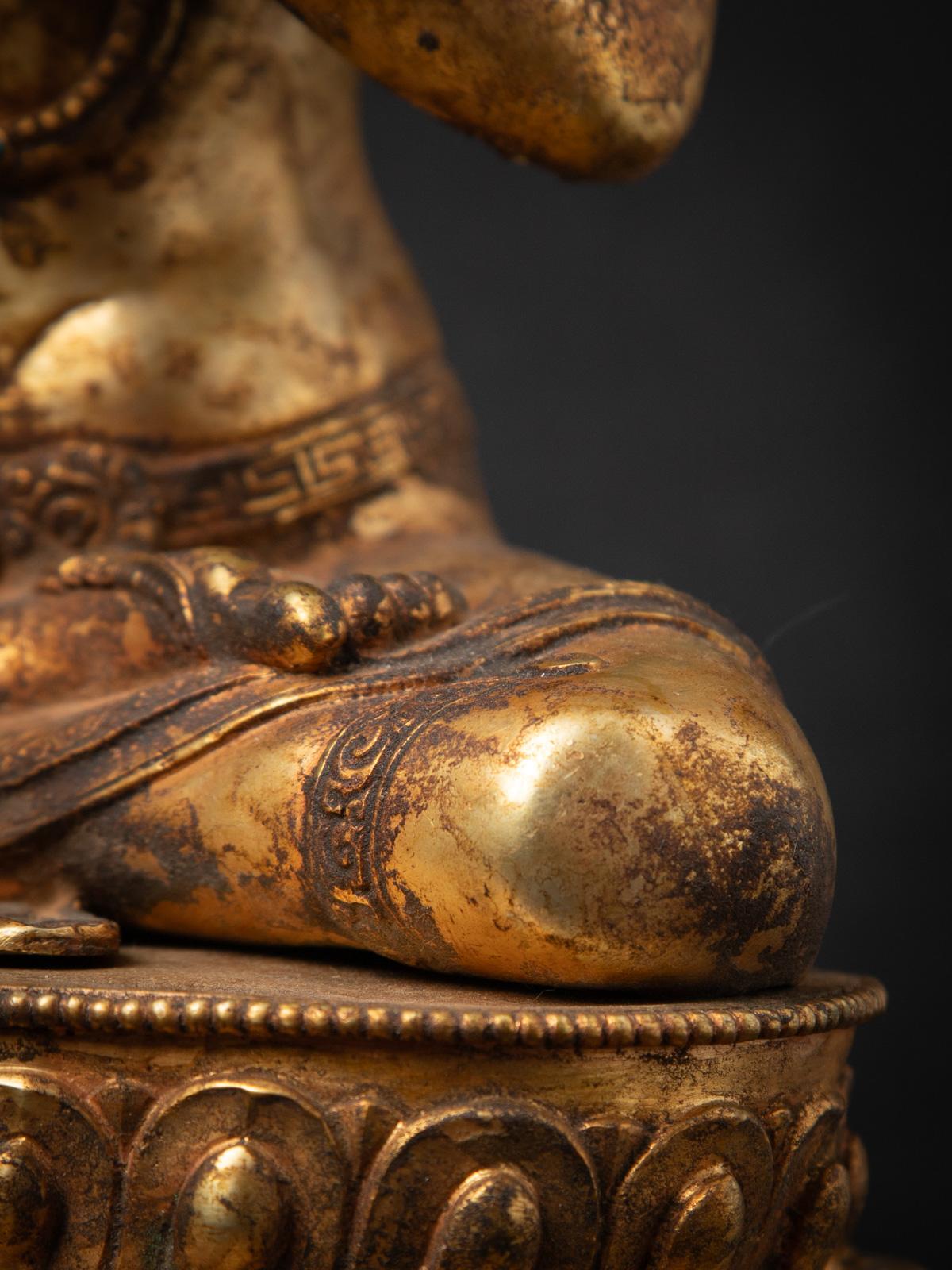 Début du 20e siècle Statue népalaise Aparmita Budha en bronze ancien en vente 13