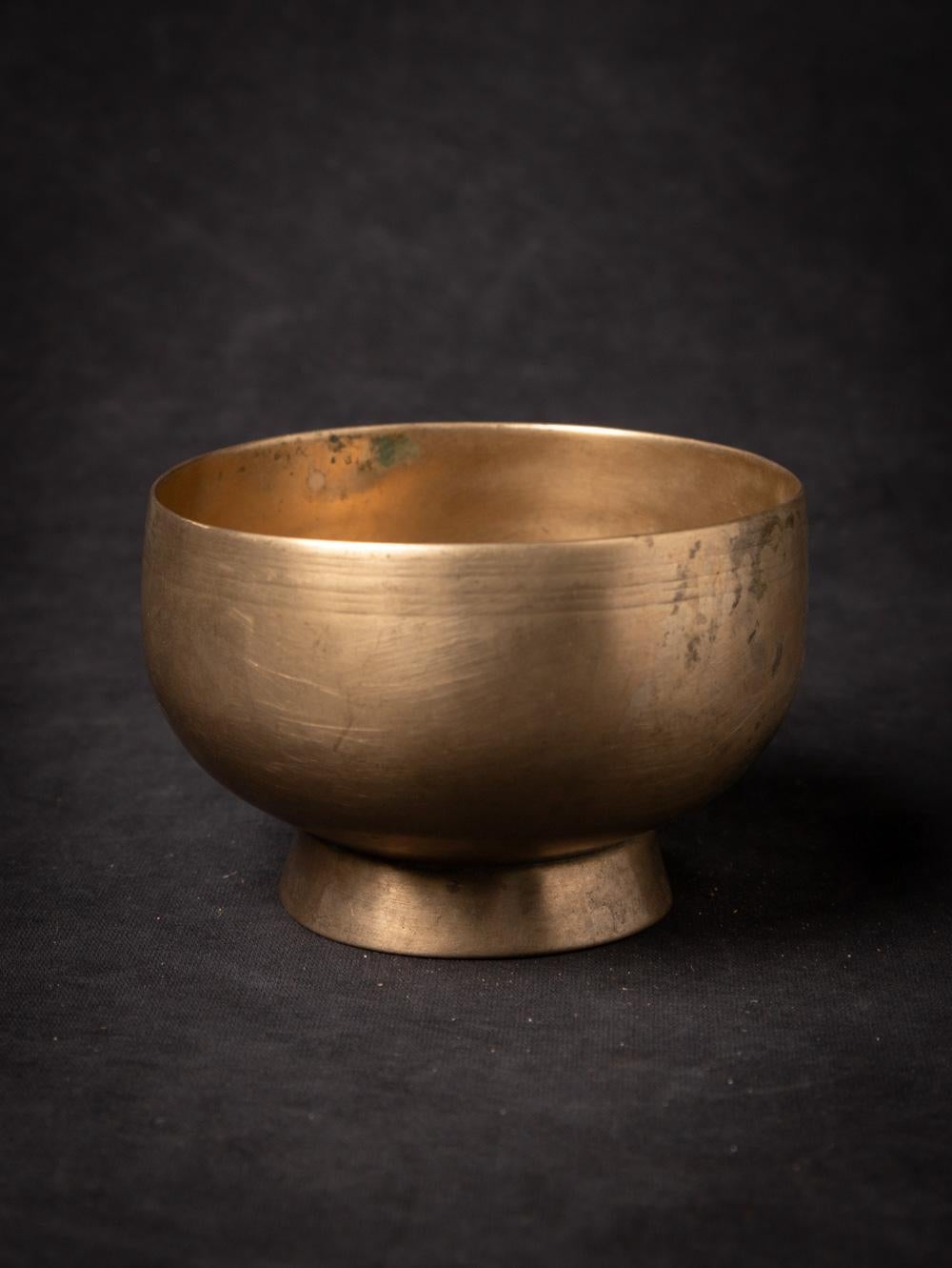 Diese antike nepalesische Klangschale aus Bronze stammt aus Nepal und wurde zu Beginn des 20. Sie ist aus Bronze gefertigt und stellt das reiche kulturelle Erbe Nepals dar. Die Schale hat eine Höhe von 8,5 cm und einen Durchmesser von 12,5 cm, was