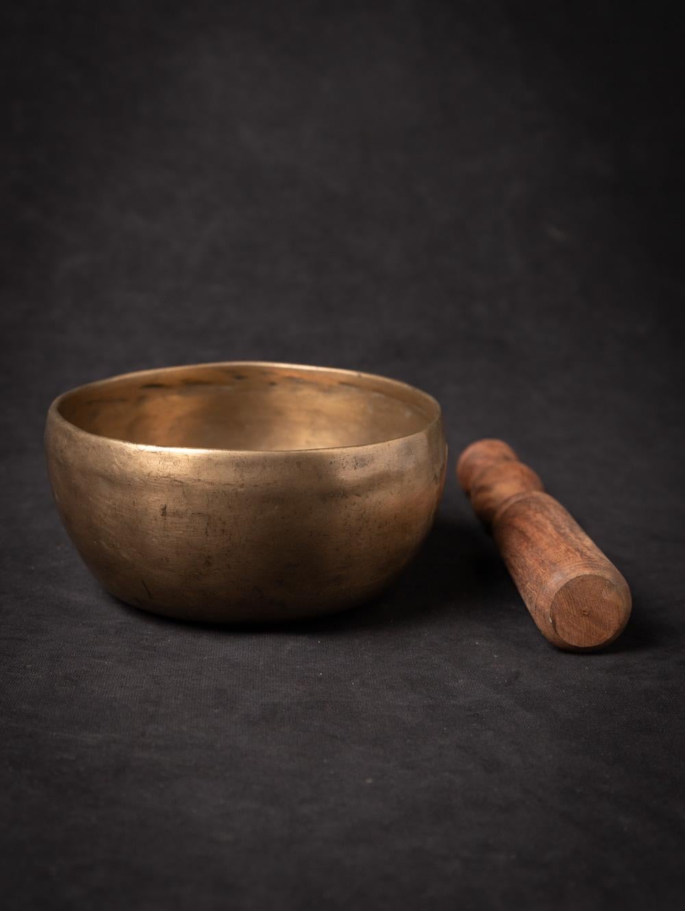 Antique bronze Nepali Singing bowl
Material : bronze
6,9 cm high
13,8 cm diameter
Early 20th century
With a beautiful sound !
Weight: 511 grams
Originating from Nepal
Nr: S-58