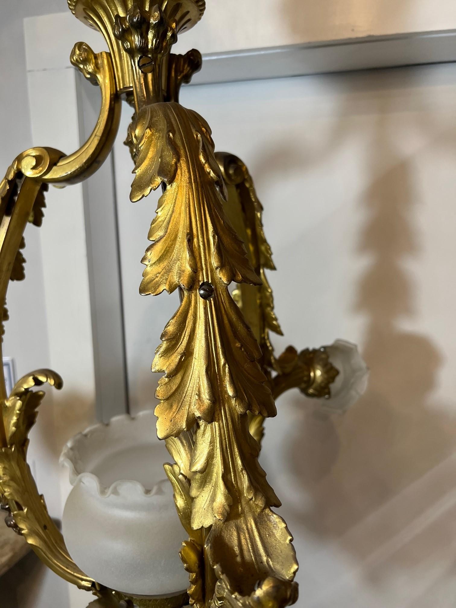 Antiker dreiarmiger Kronleuchter aus Bronze des frühen 20. Jahrhunderts aus Paris, Frankreich im Zustand „Gut“ im Angebot in Stamford, CT
