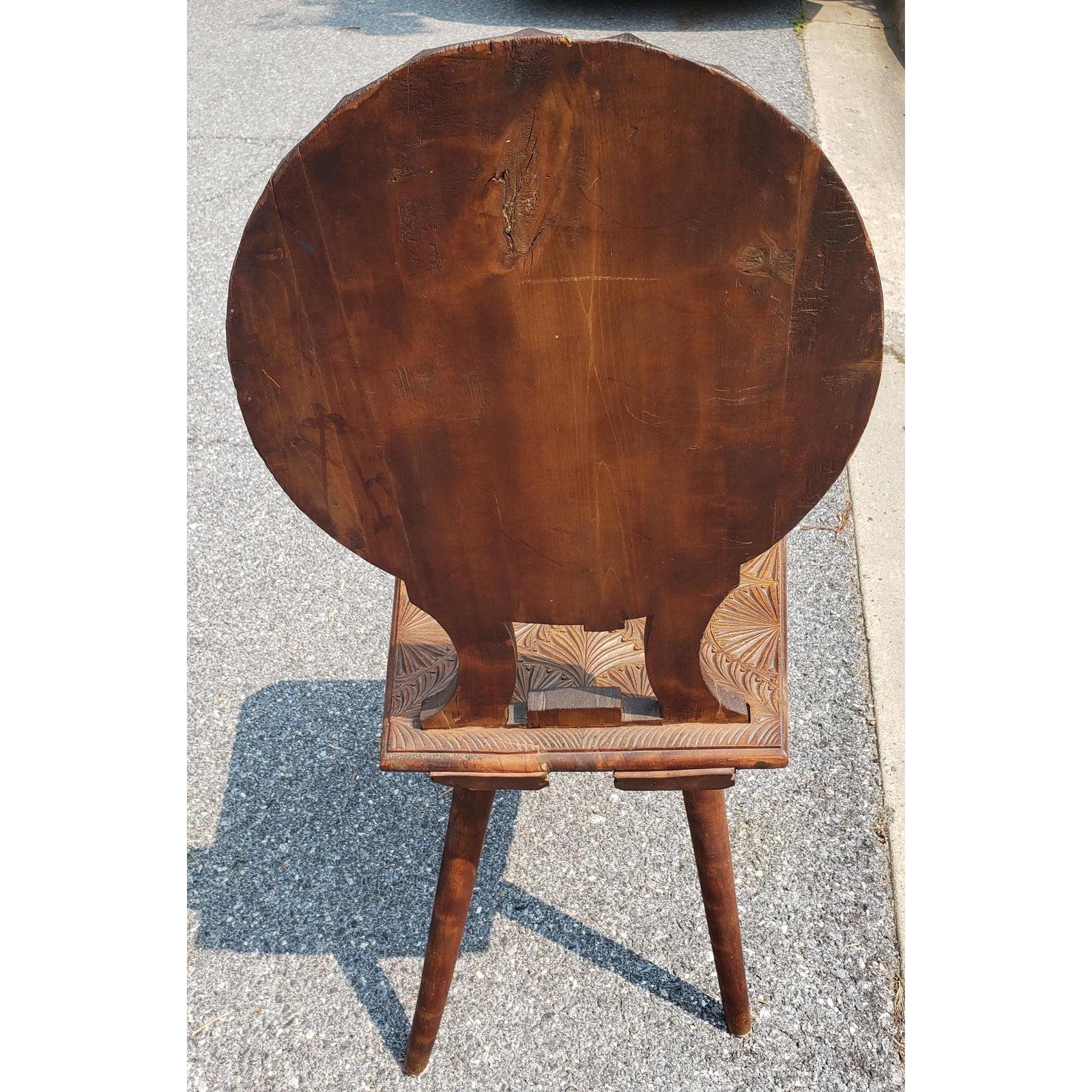 Américain Chaise ancienne en bois sculpté du début du XXe siècle en vente