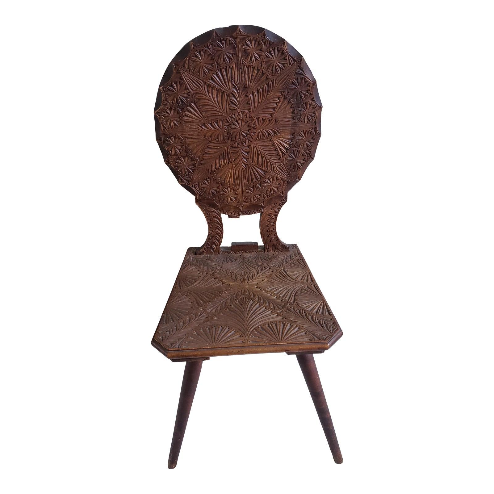 Chaise ancienne en bois sculpté du début du XXe siècle en vente