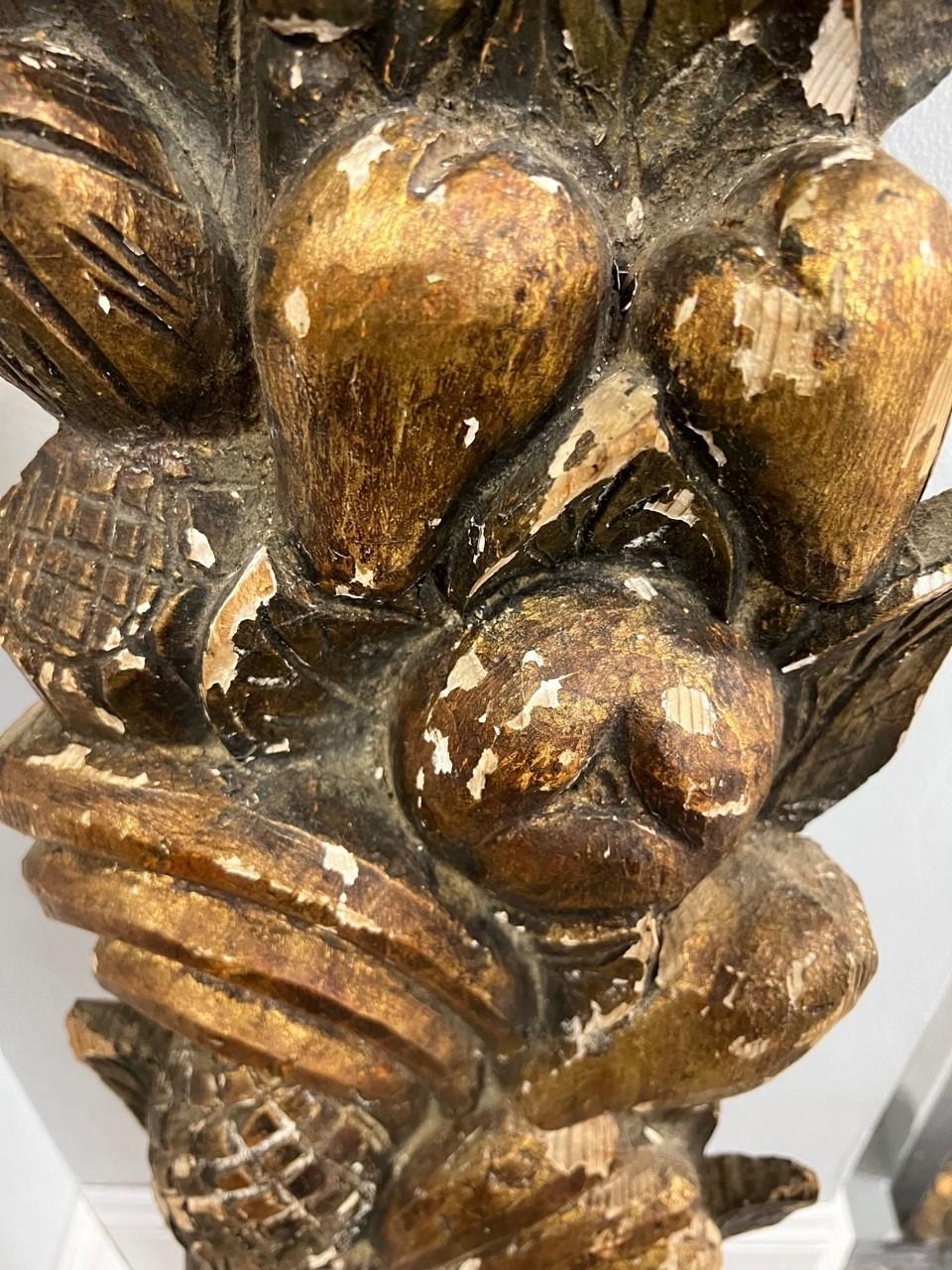 Antigua Cornucopia de Madera Tallada de Principios del Siglo XX con Fruta y Maíz en una Cesta 4