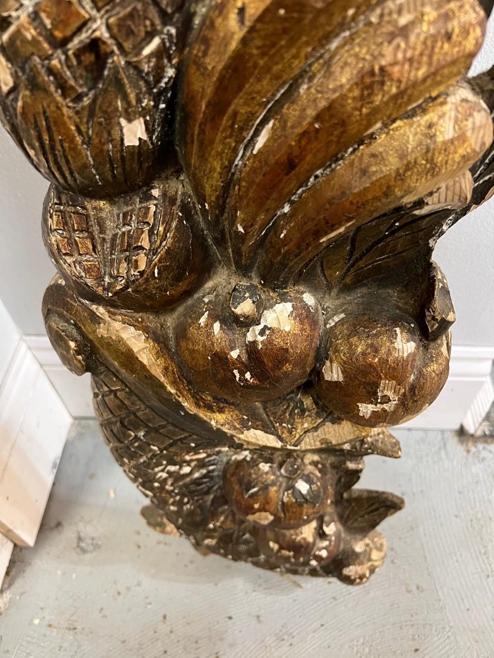 Antigua Cornucopia de Madera Tallada de Principios del Siglo XX con Fruta y Maíz en una Cesta 5