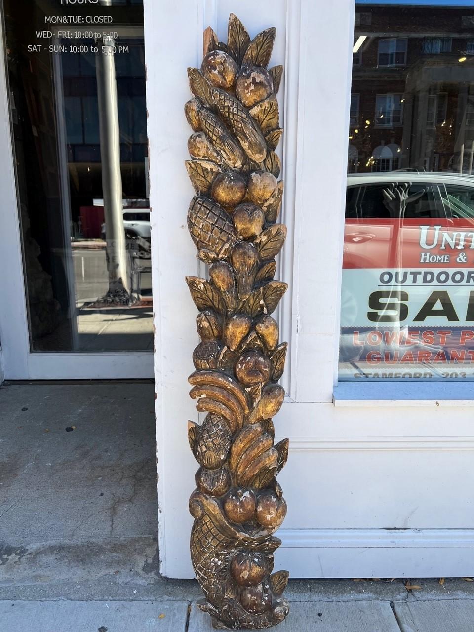 Cornucopia de madera tallada a mano de principios del siglo XX con fruta y maíz en una cesta en forma de cuerno, una hermosa talla decorativa colgante de madera. Realmente es una pieza interesante que puede necesitar pintura nueva o simplemente un