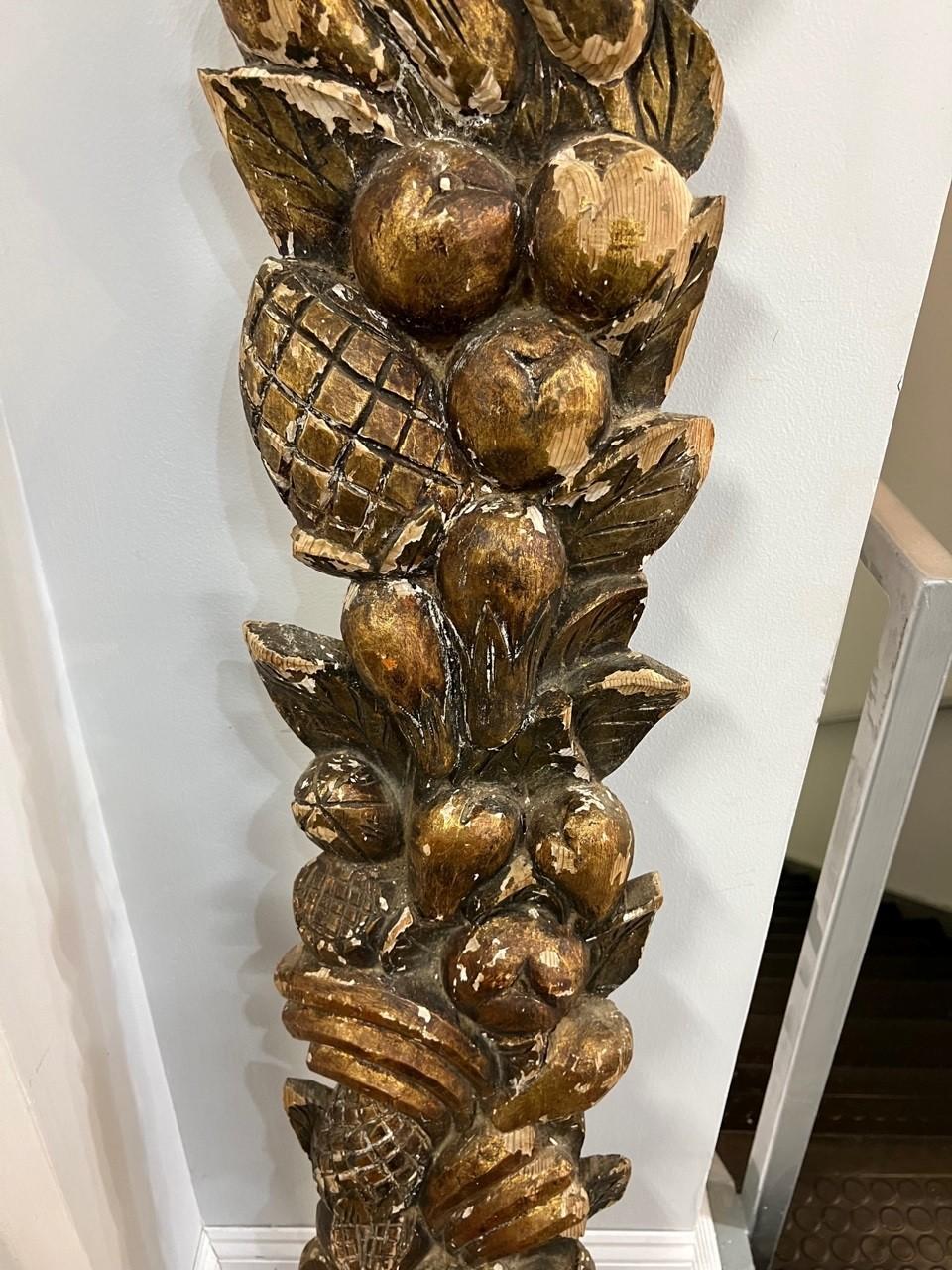 Antigua Cornucopia de Madera Tallada de Principios del Siglo XX con Fruta y Maíz en una Cesta Estadounidense