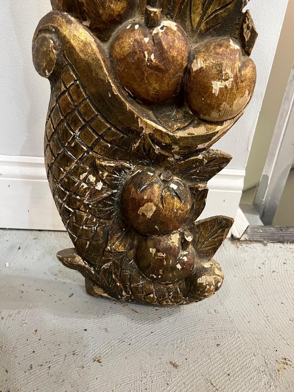 Antigua Cornucopia de Madera Tallada de Principios del Siglo XX con Fruta y Maíz en una Cesta siglo XX