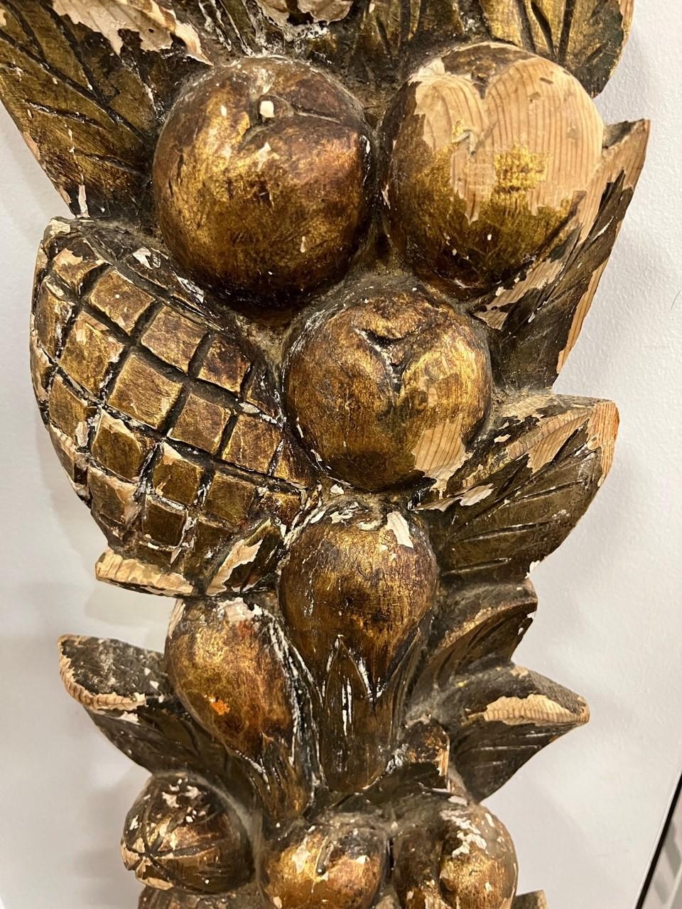 Antigua Cornucopia de Madera Tallada de Principios del Siglo XX con Fruta y Maíz en una Cesta 3