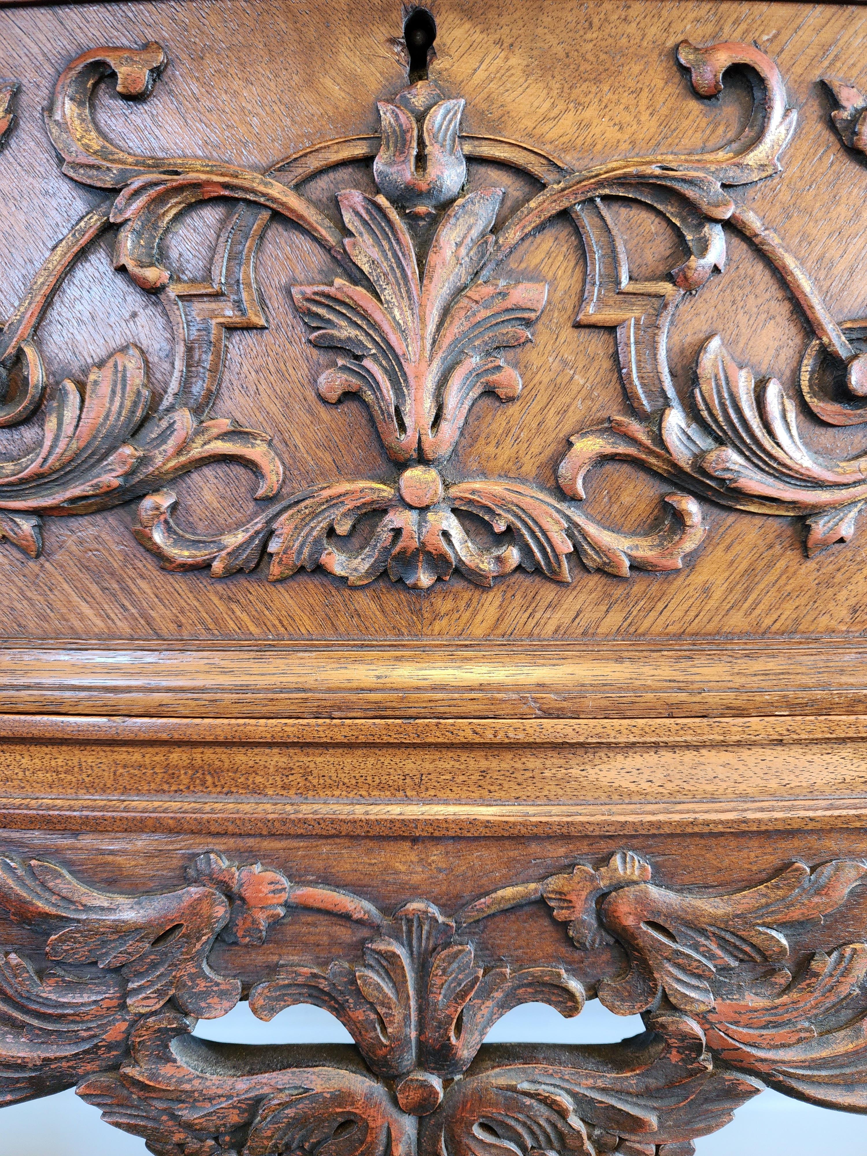 Antikes geschnitztes neoklassizistisches Sideboard aus Holz im Louis-XVI-Stil des frühen 20. Jahrhunderts im Angebot 4