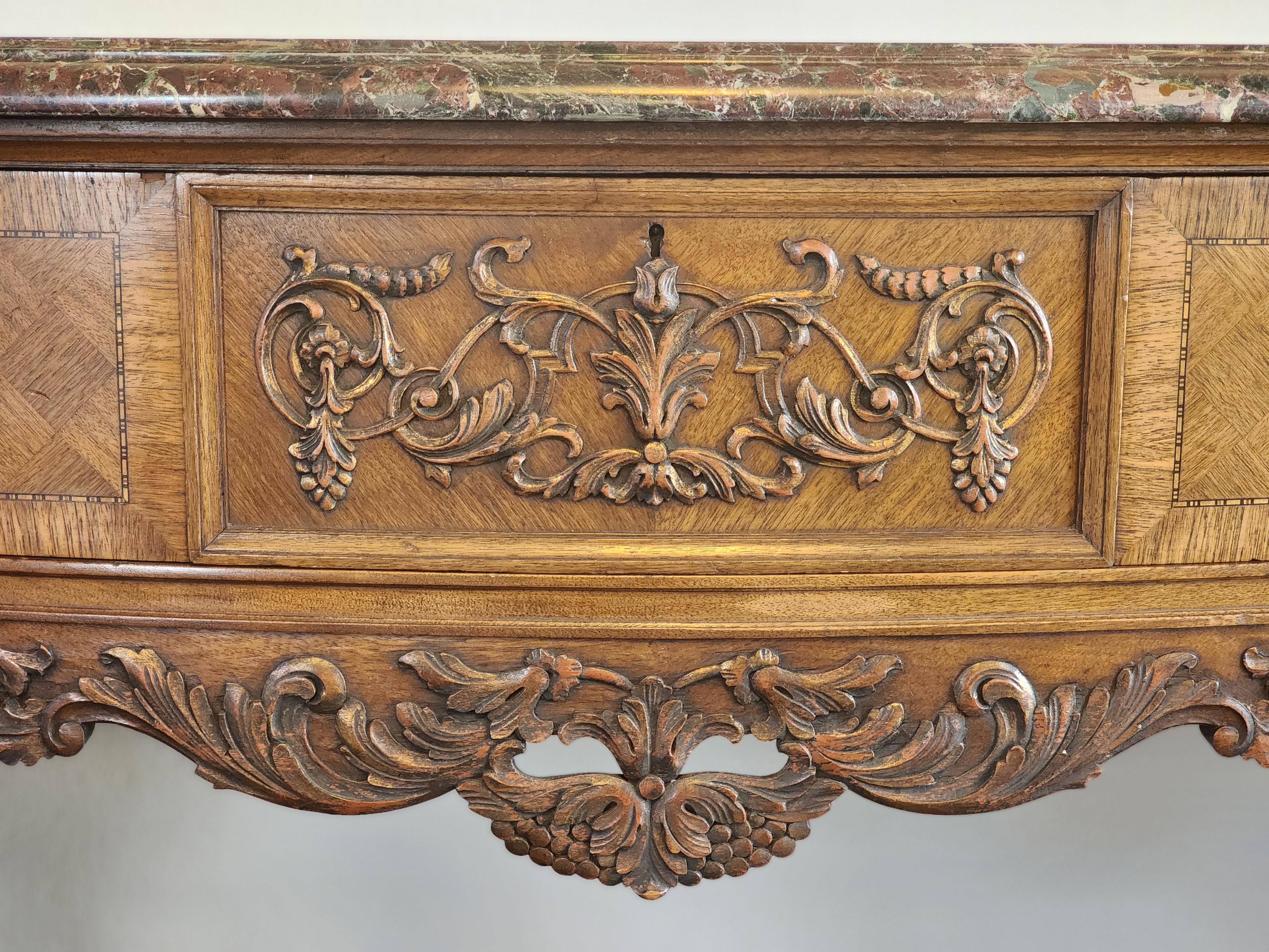 Antikes geschnitztes neoklassizistisches Sideboard aus Holz im Louis-XVI-Stil des frühen 20. Jahrhunderts (Unbekannt) im Angebot