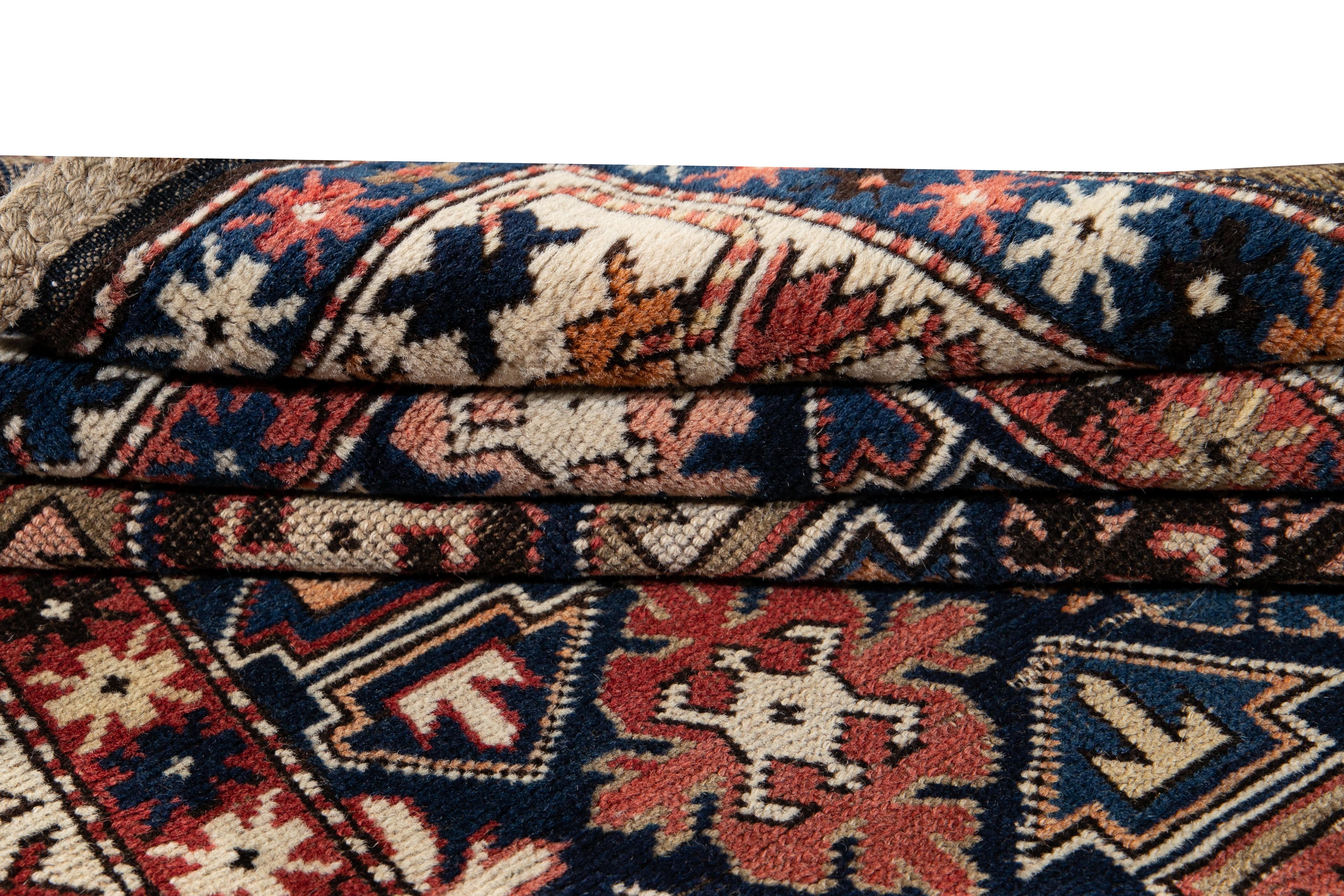 Tapis en laine caucasien ancien du début du 20e siècle en vente 3