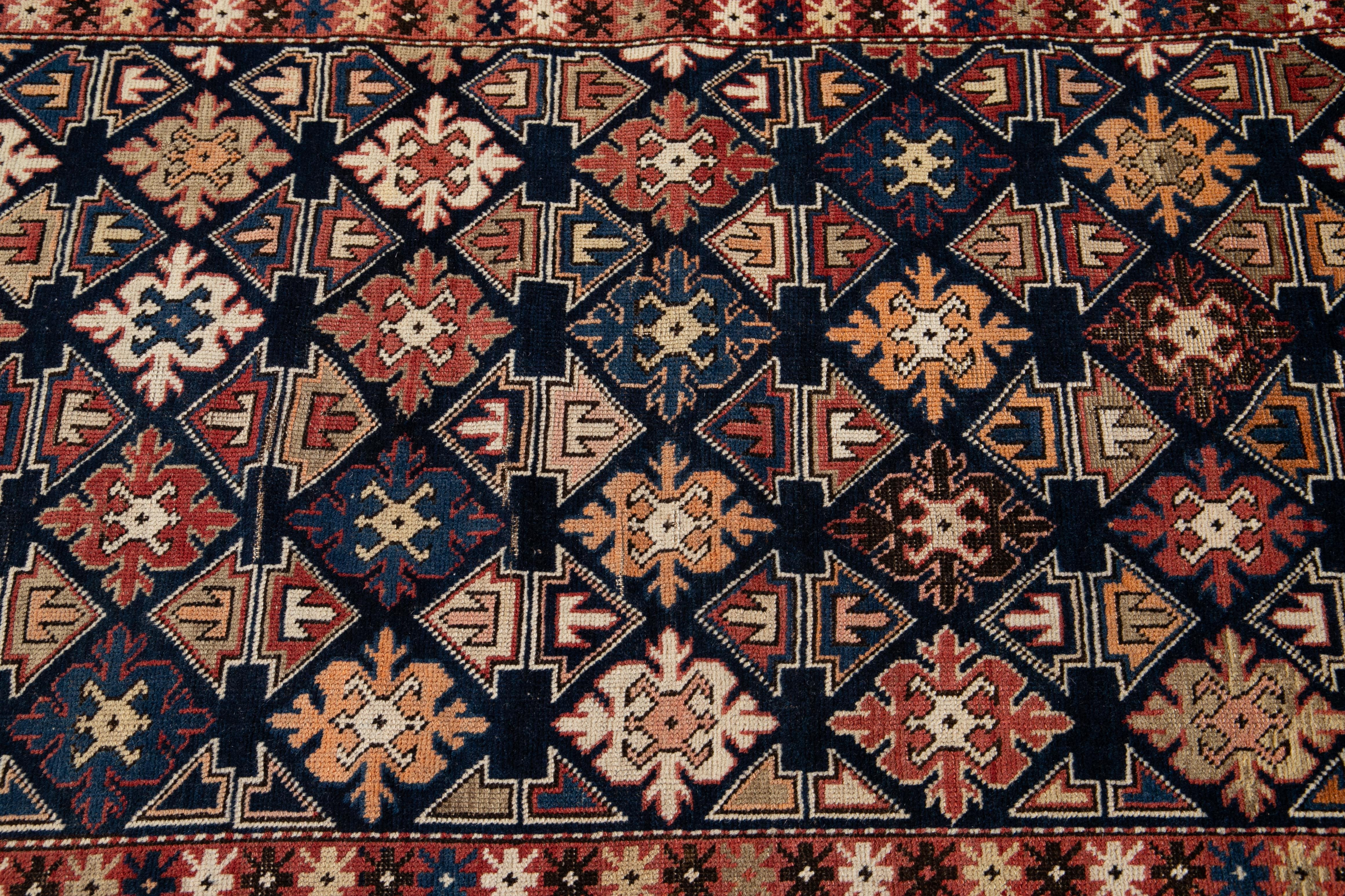 Tapis en laine caucasien ancien du début du 20e siècle Bon état - En vente à Norwalk, CT