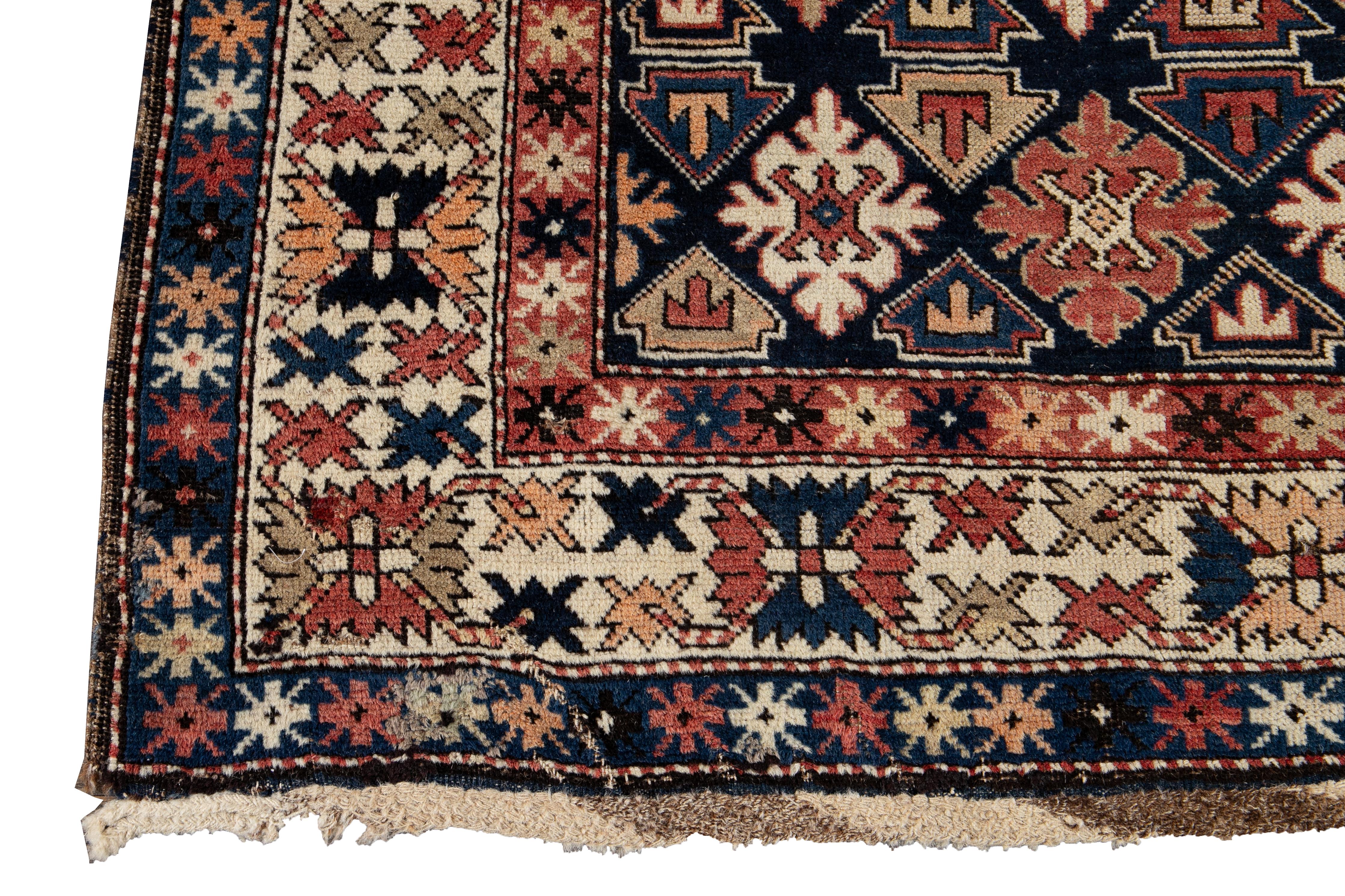 20ième siècle Tapis en laine caucasien ancien du début du 20e siècle en vente