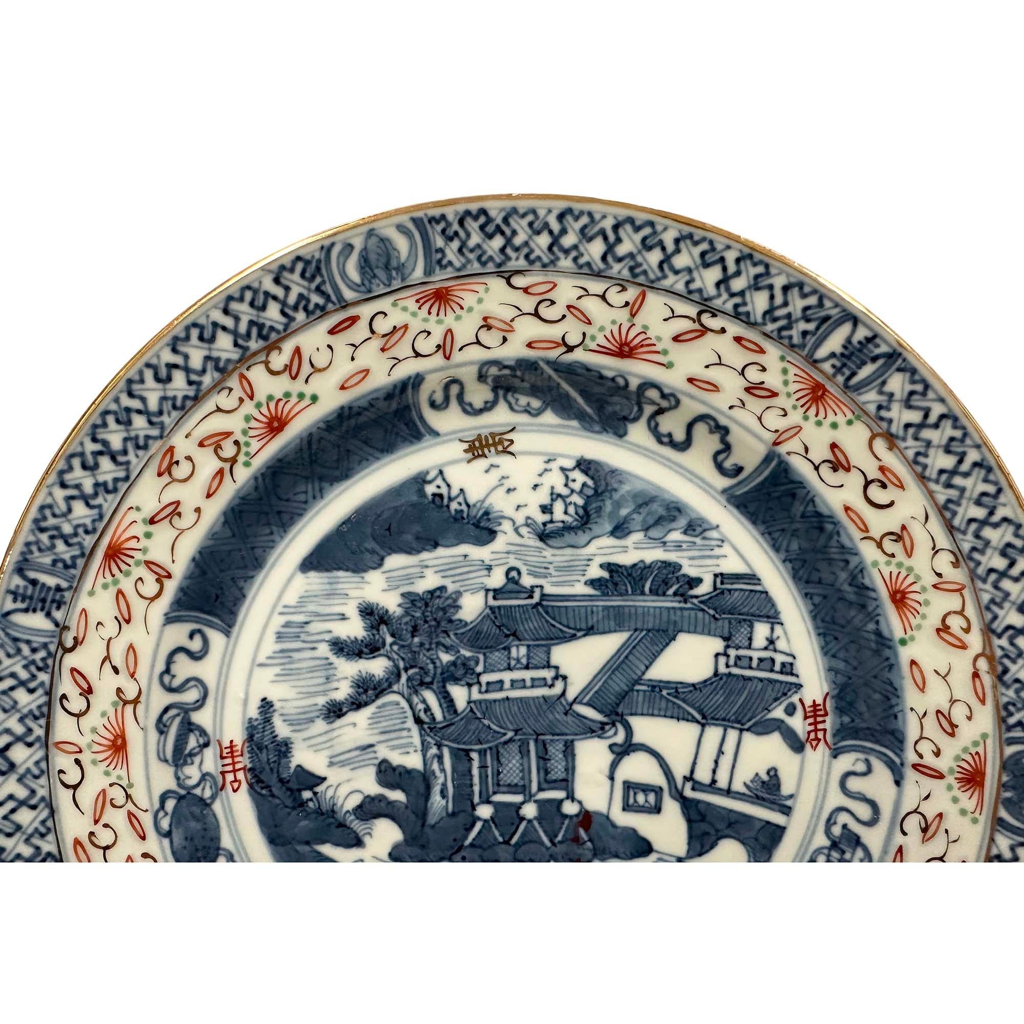 Superbe assiette en porcelaine bleue et blanche peinte à la main, à motif de grains de riz. Cette assiette en porcelaine chinoise fabriquée à la main est absolument magnifique. Motifs de scènes de grains de riz peints à la main avec bordures,