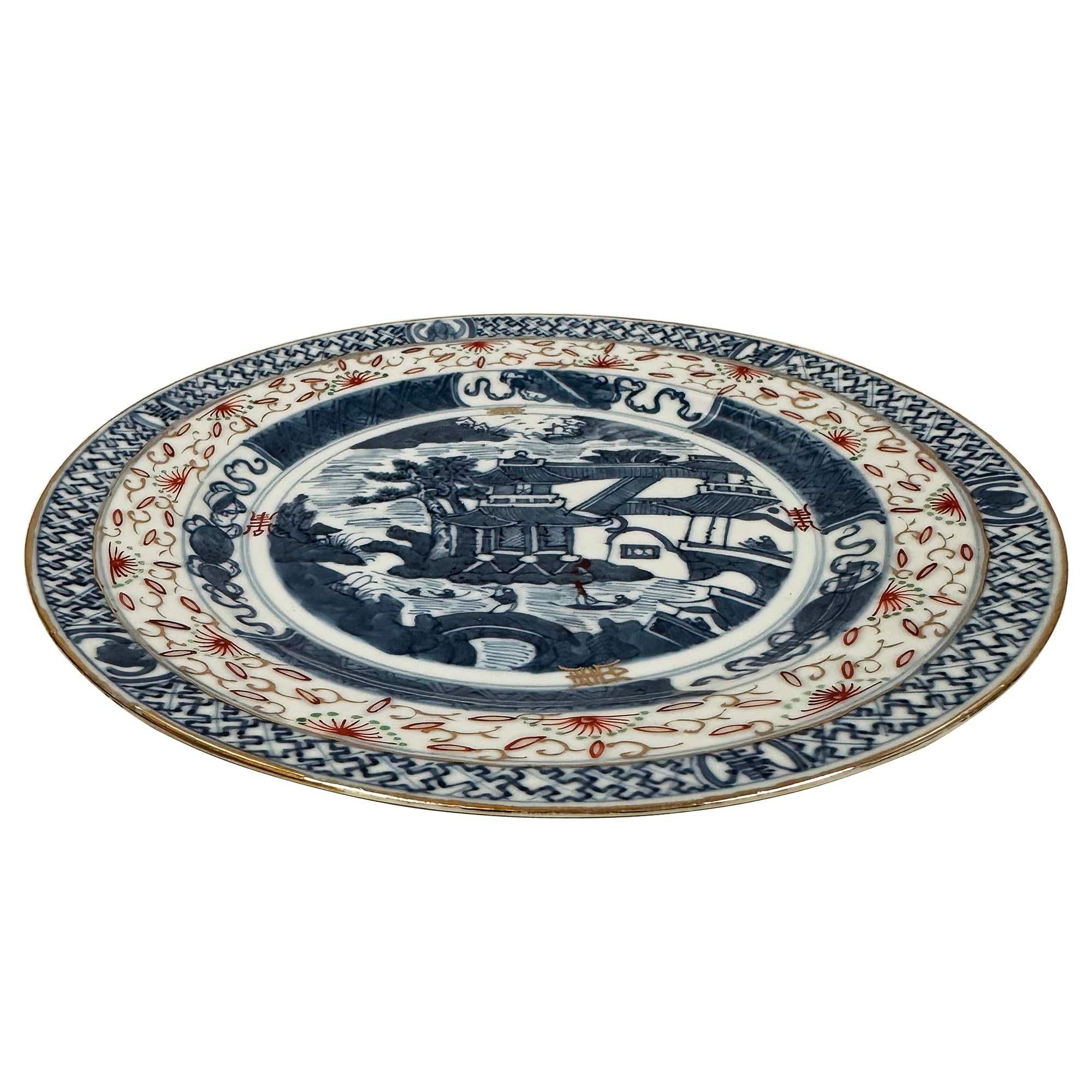 20ième siècle Assiette ancienne en porcelaine chinoise bleue et blanche du début du 20e siècle en vente