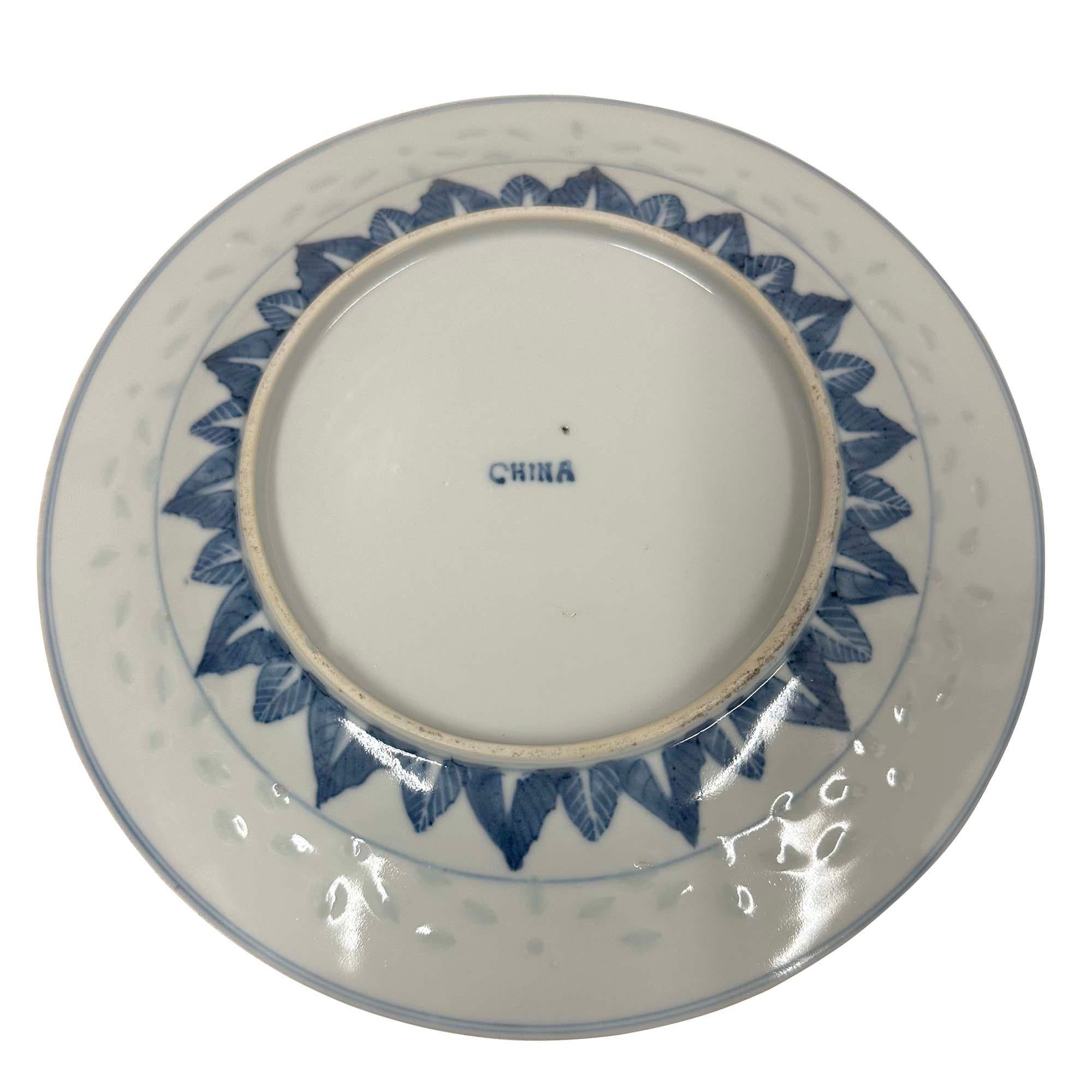 Assiette ancienne en porcelaine chinoise bleue et blanche du début du 20e siècle en vente 1