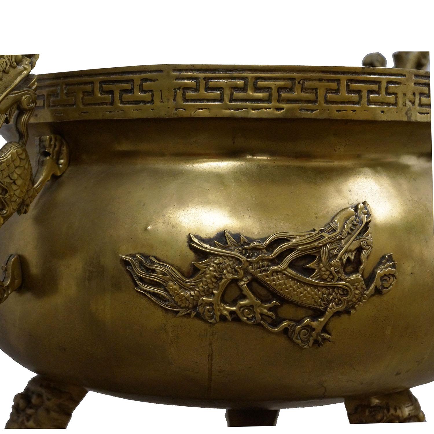 Esportazione cinese Bruciatore d'incenso da tempio con drago cinese antico dei primi del Novecento in vendita