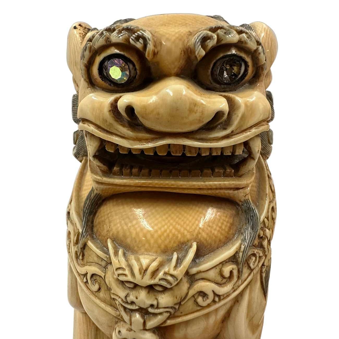 Paire d'anciens chiens de chasse chinois en faux ivoire sculptés du début du 20e siècle en vente 3