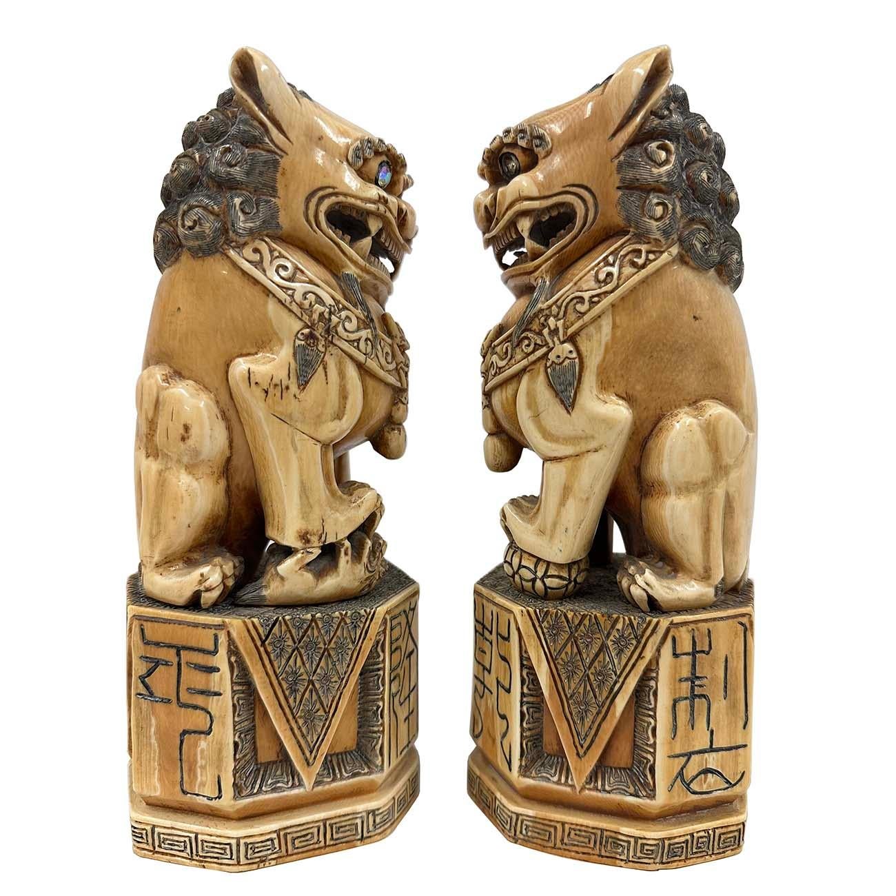 Exportation chinoise Paire d'anciens chiens de chasse chinois en faux ivoire sculptés du début du 20e siècle en vente