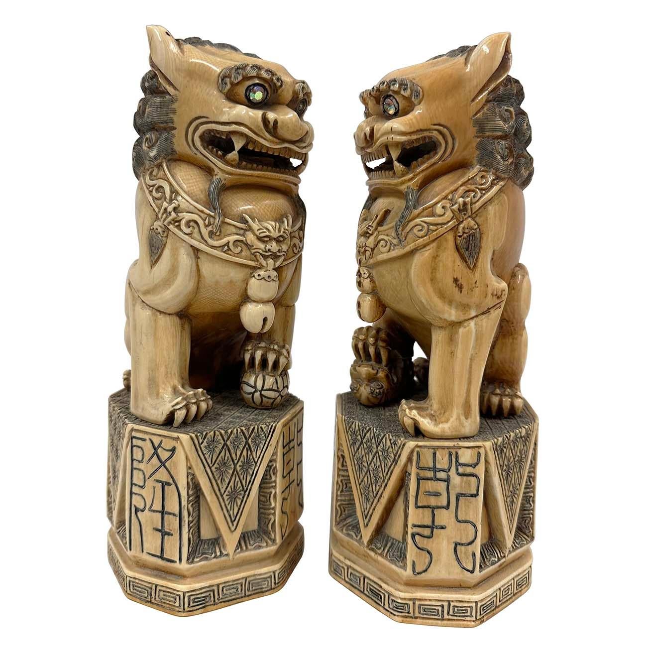 Chinois Paire d'anciens chiens de chasse chinois en faux ivoire sculptés du début du 20e siècle en vente