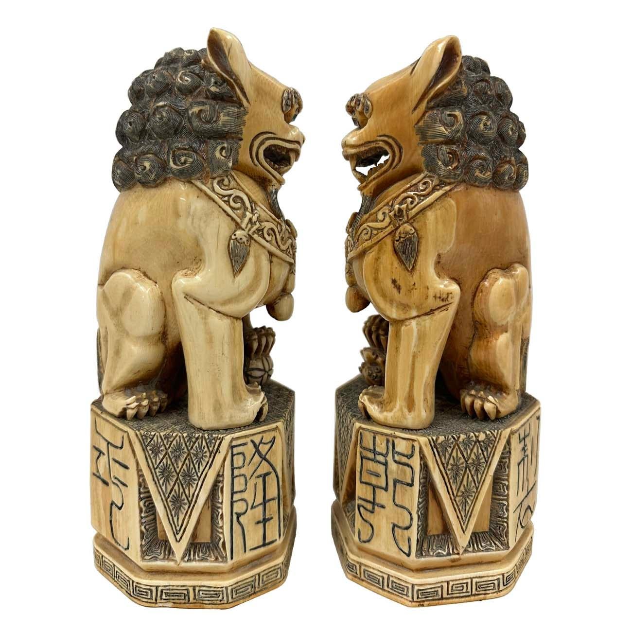 Sculpté à la main Paire d'anciens chiens de chasse chinois en faux ivoire sculptés du début du 20e siècle en vente