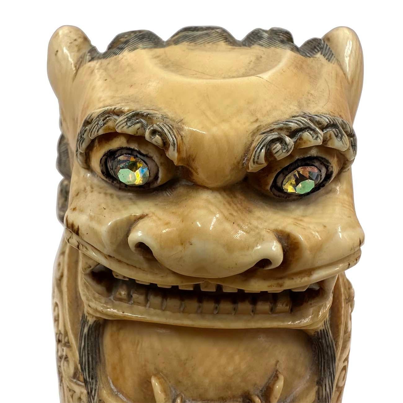 Paire d'anciens chiens de chasse chinois en faux ivoire sculptés du début du 20e siècle Bon état - En vente à Pomona, CA