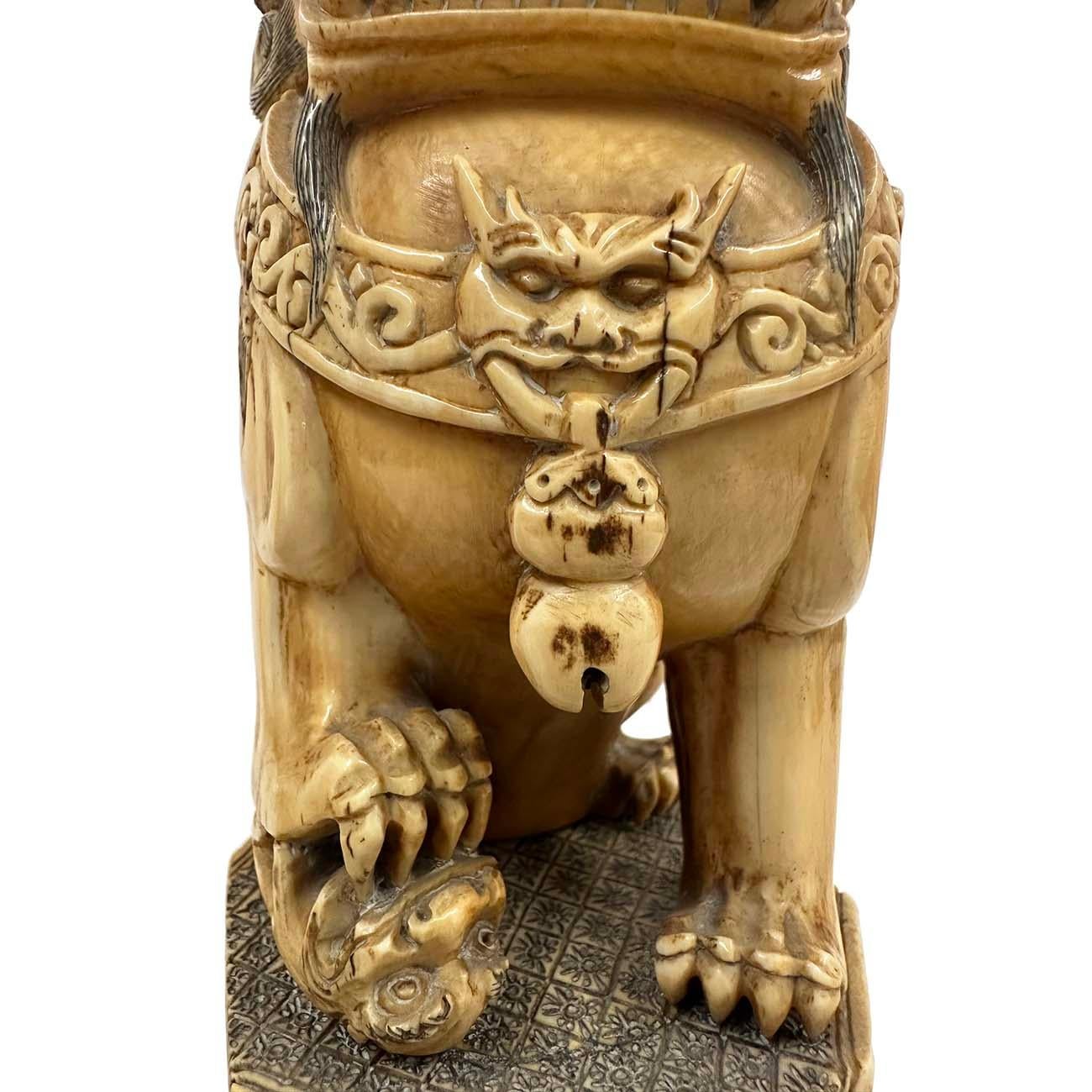 20ième siècle Paire d'anciens chiens de chasse chinois en faux ivoire sculptés du début du 20e siècle en vente