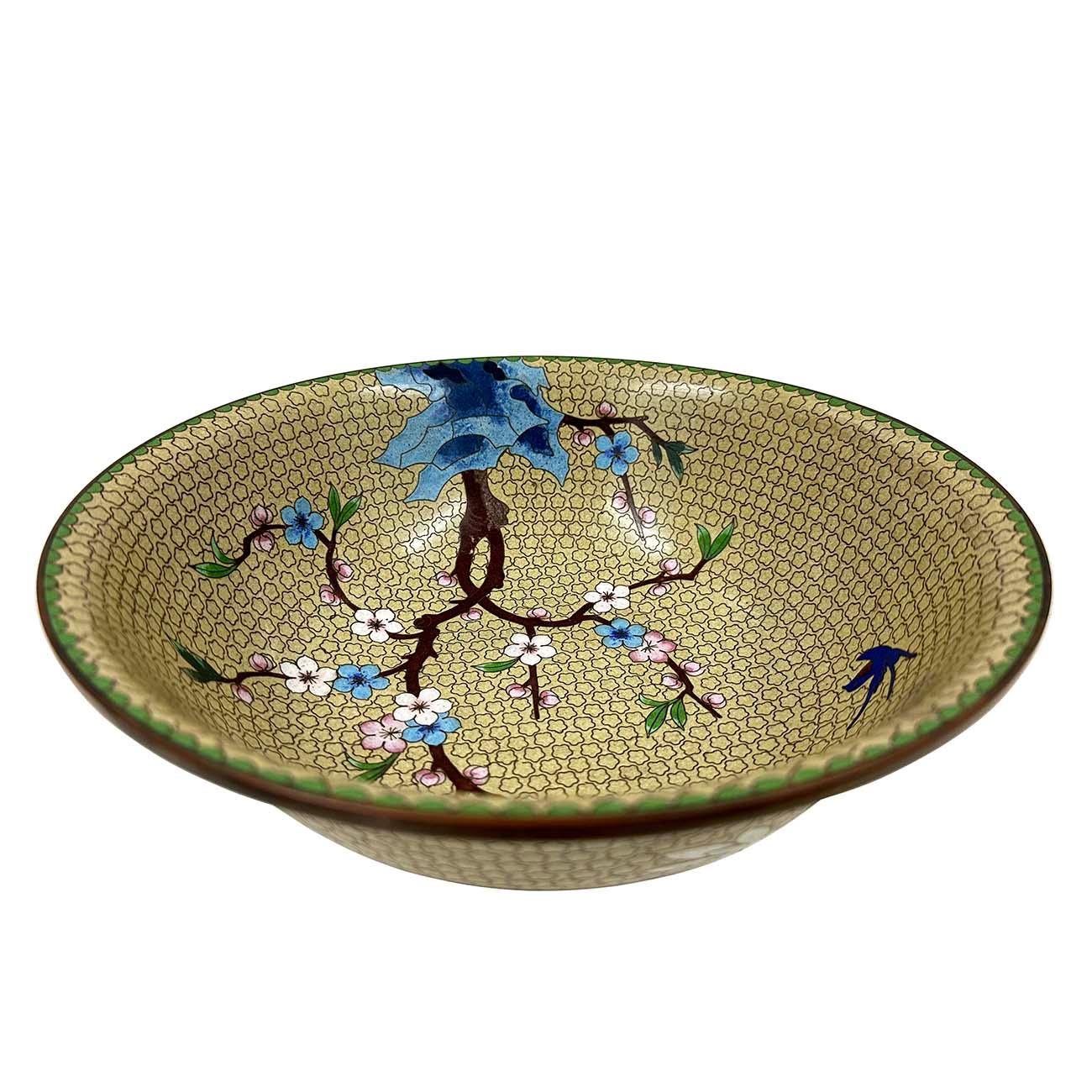 Este Cuenco de Cloisonné Antiguo Chino Único es la pieza de decoración perfecta. Con un precioso diseño floral y de pájaros, es una majestuosa obra de arte hecha a mano que seguro captará la atención de todos. La base es de cobre rojo, con una flor