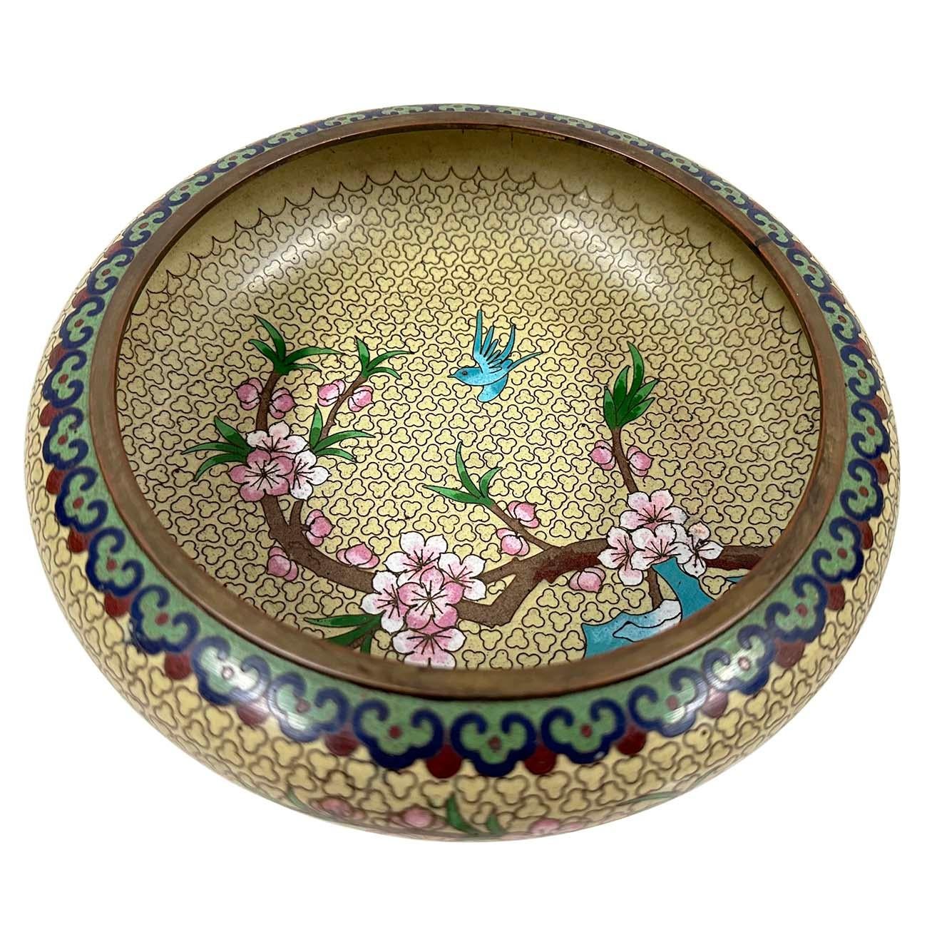 Questa antica ciotola cinese Cloisonné, unica nel suo genere, è il pezzo d'arredamento perfetto. Con un bellissimo disegno floreale e di uccelli, è un'opera d'arte maestosa realizzata a mano che catturerà sicuramente l'attenzione di tutti. La base è