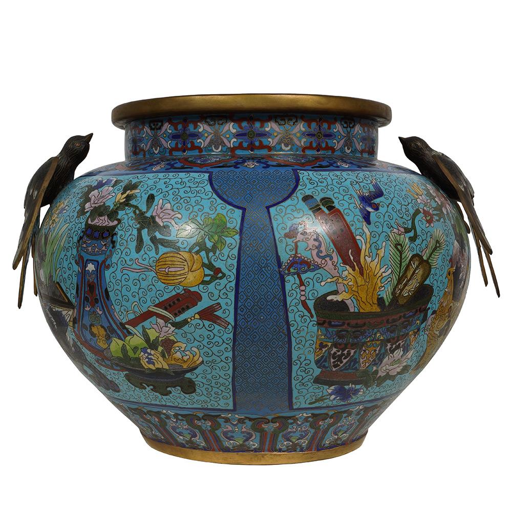Admirez ce magnifique pot en cloisonné chinois ancien. Il présente des œuvres d'art cloisonnées très détaillées - beaucoup d'art populaire traditionnel chinois, comme des fleurs de bouddhas et des animaux porte-bonheur autour du pot. L'épaule est