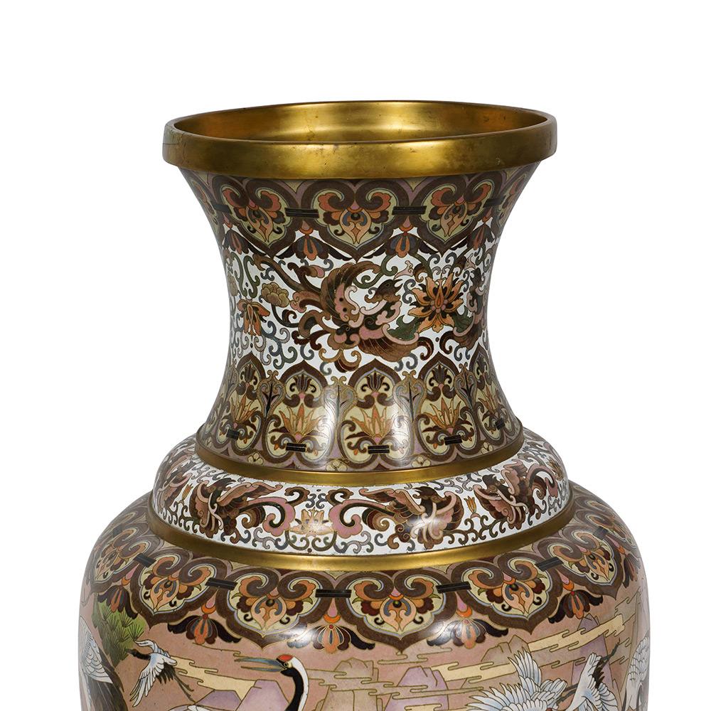 Ce magnifique vase chinois antique en cloisonné a été réalisé à la main à partir de cuivre doré et de cloisonné. Il est orné de cloisonnages détaillés représentant une grue, un pin, des fleurs et des nuages, ce qui est synonyme de santé, de chance