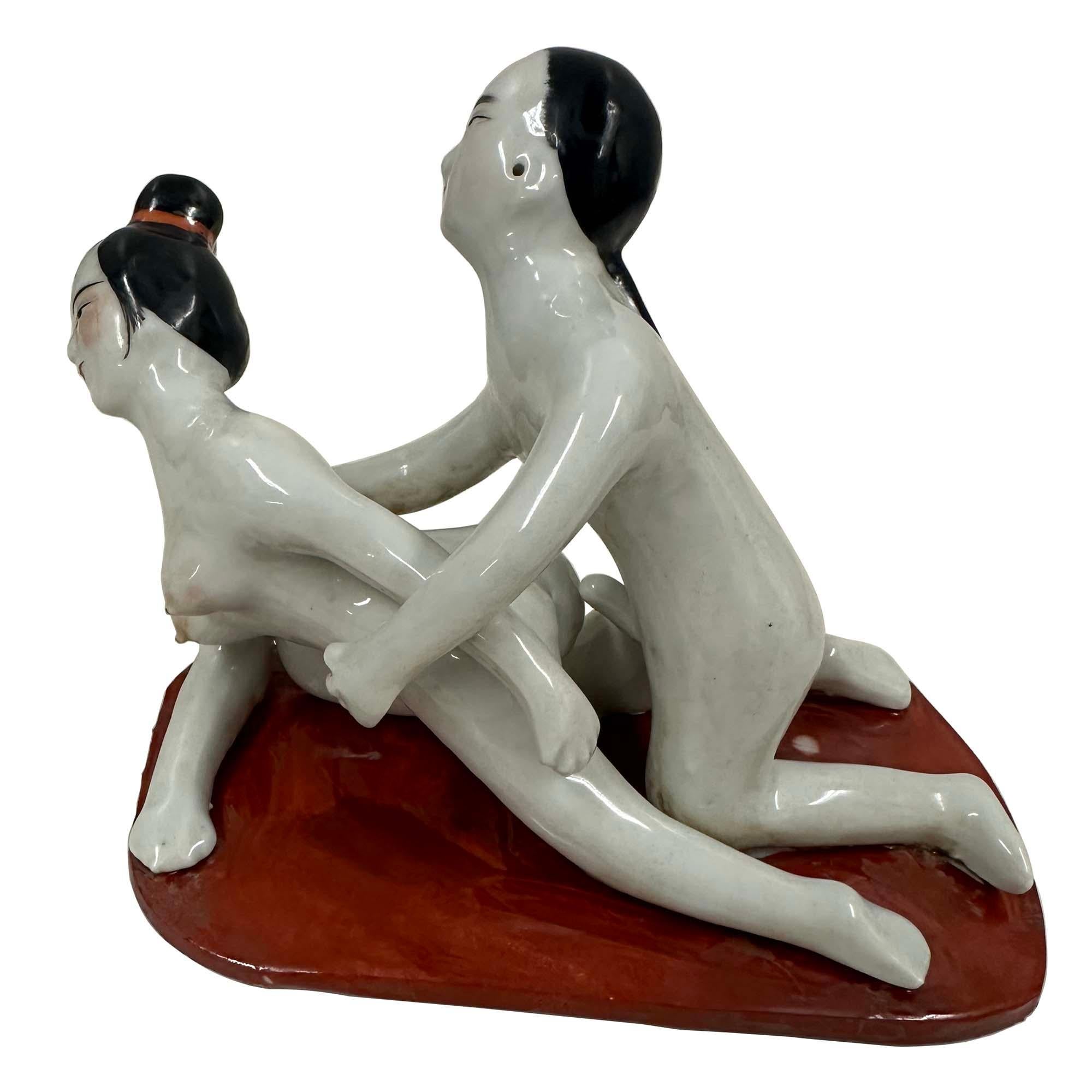 Figurine érotique en porcelaine chinoise du début du 20e siècle en vente 2