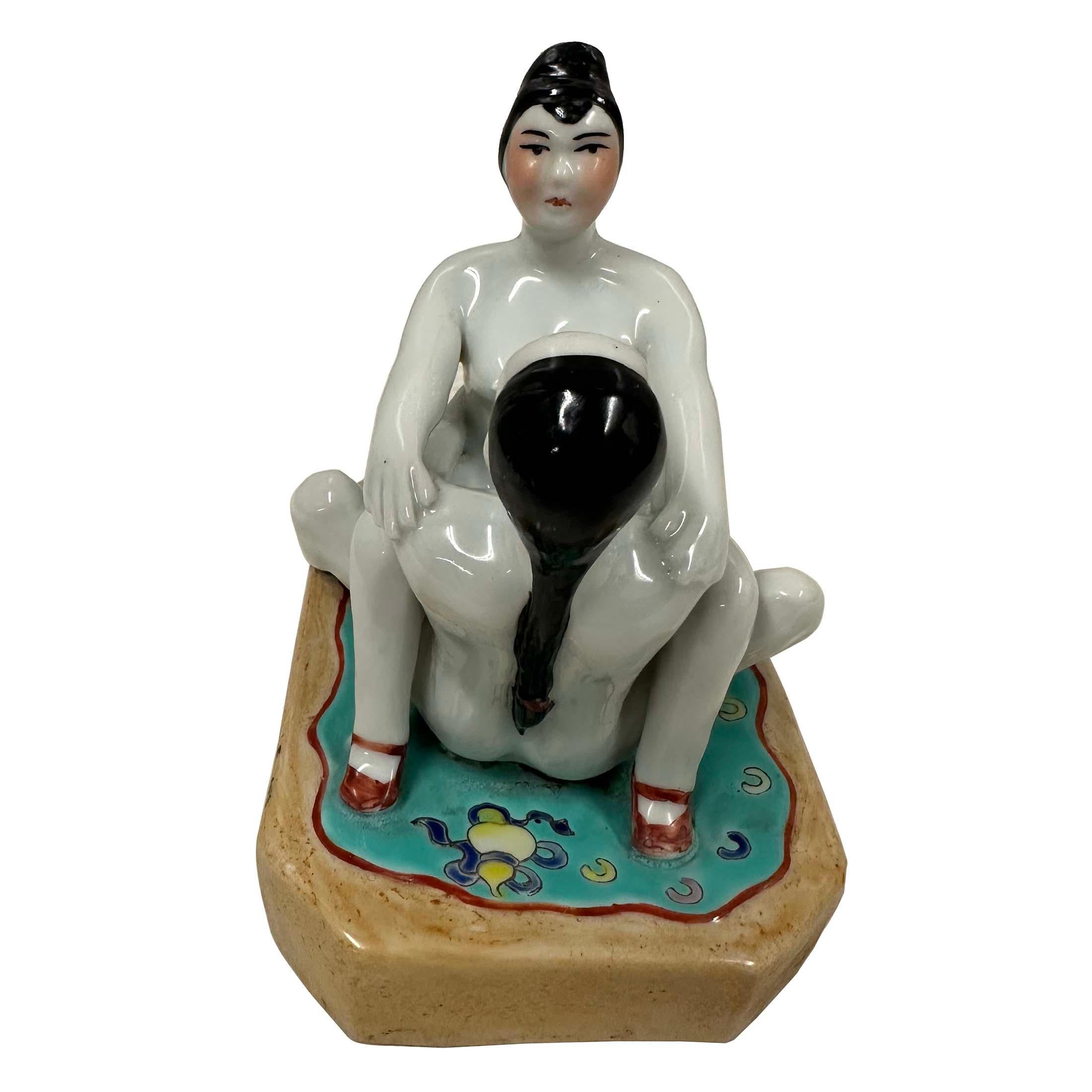 Esportazione cinese Figurina erotica cinese in porcellana dei primi anni del XX secolo in vendita