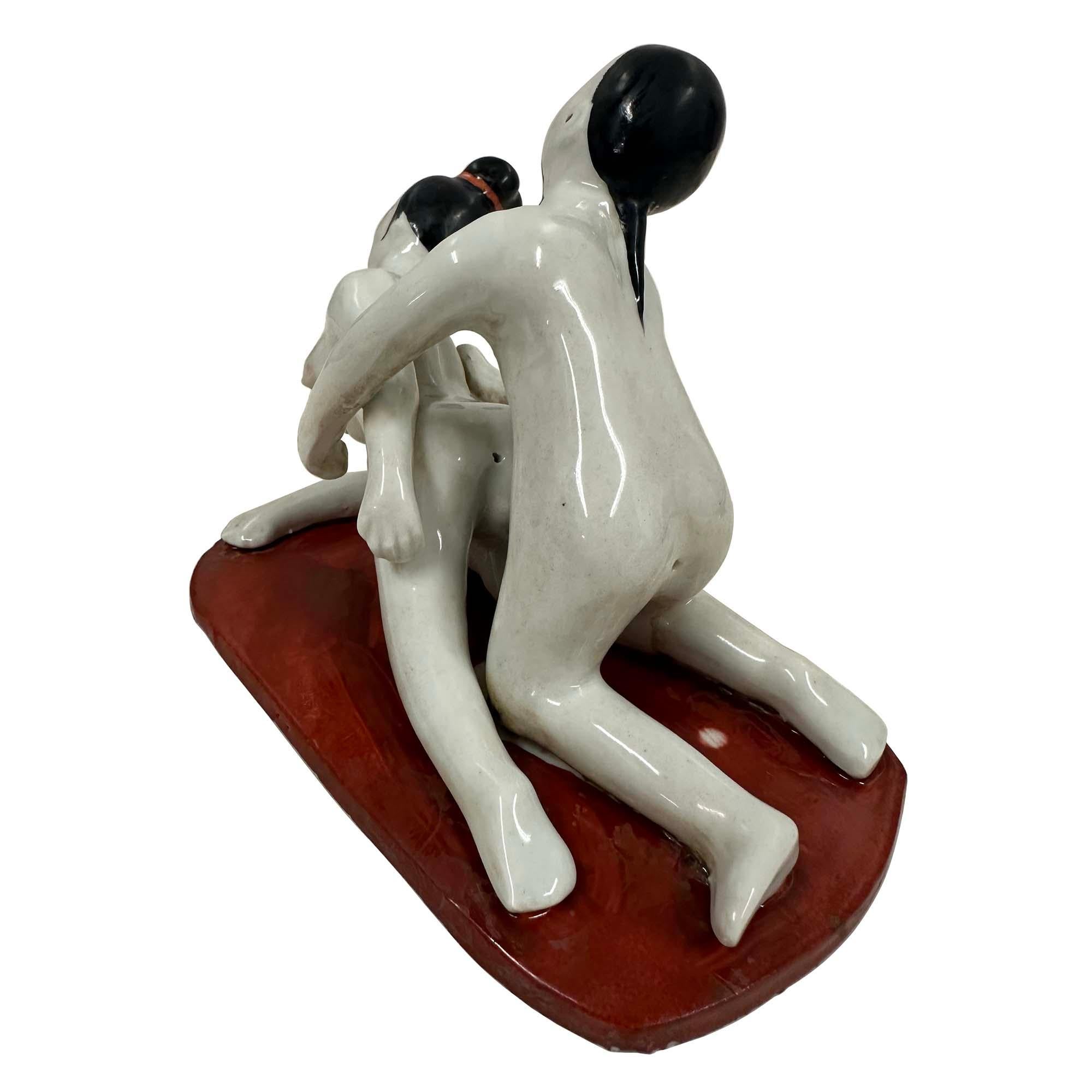 Chinois Figurine érotique en porcelaine chinoise du début du 20e siècle en vente