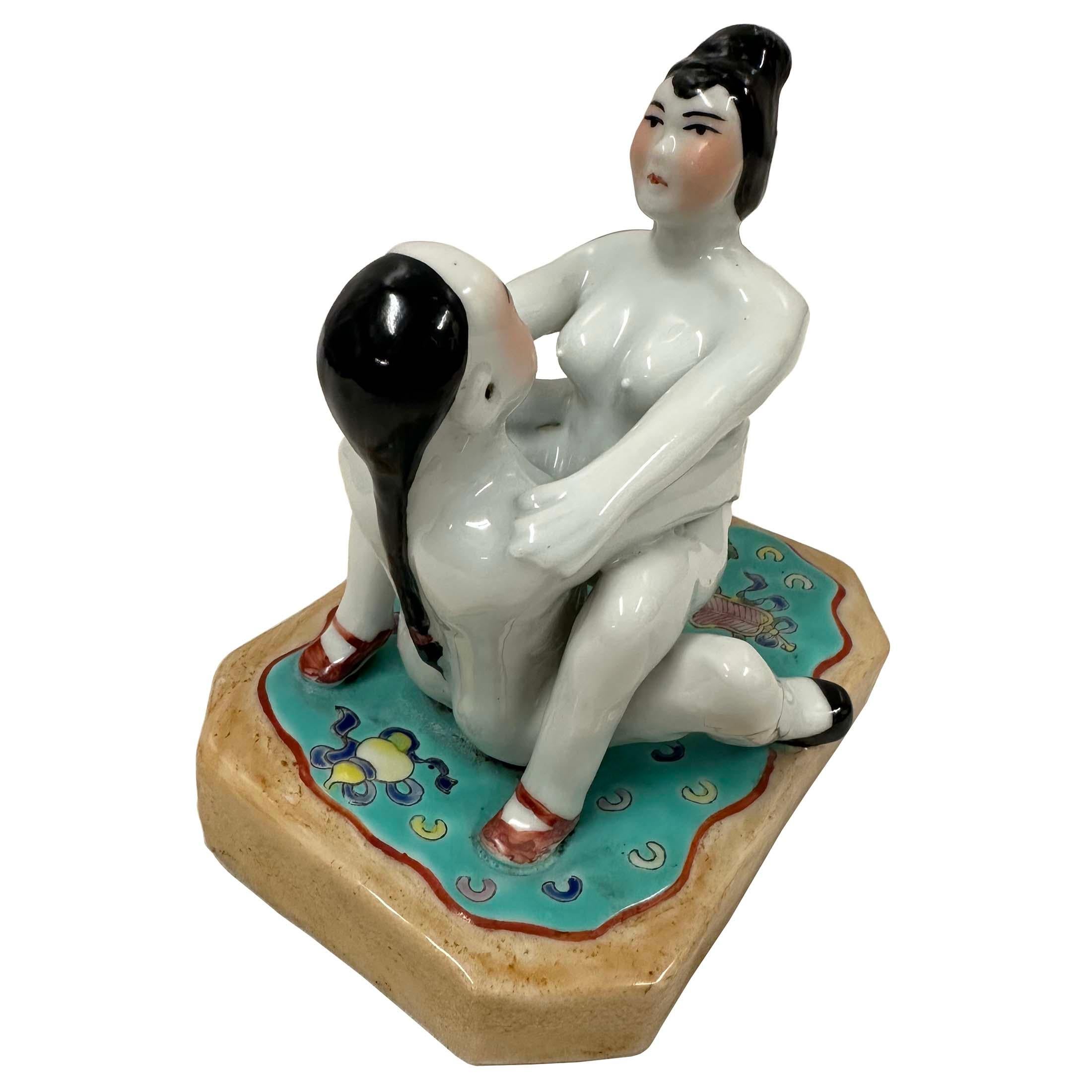 Cinese Figurina erotica cinese in porcellana dei primi anni del XX secolo in vendita