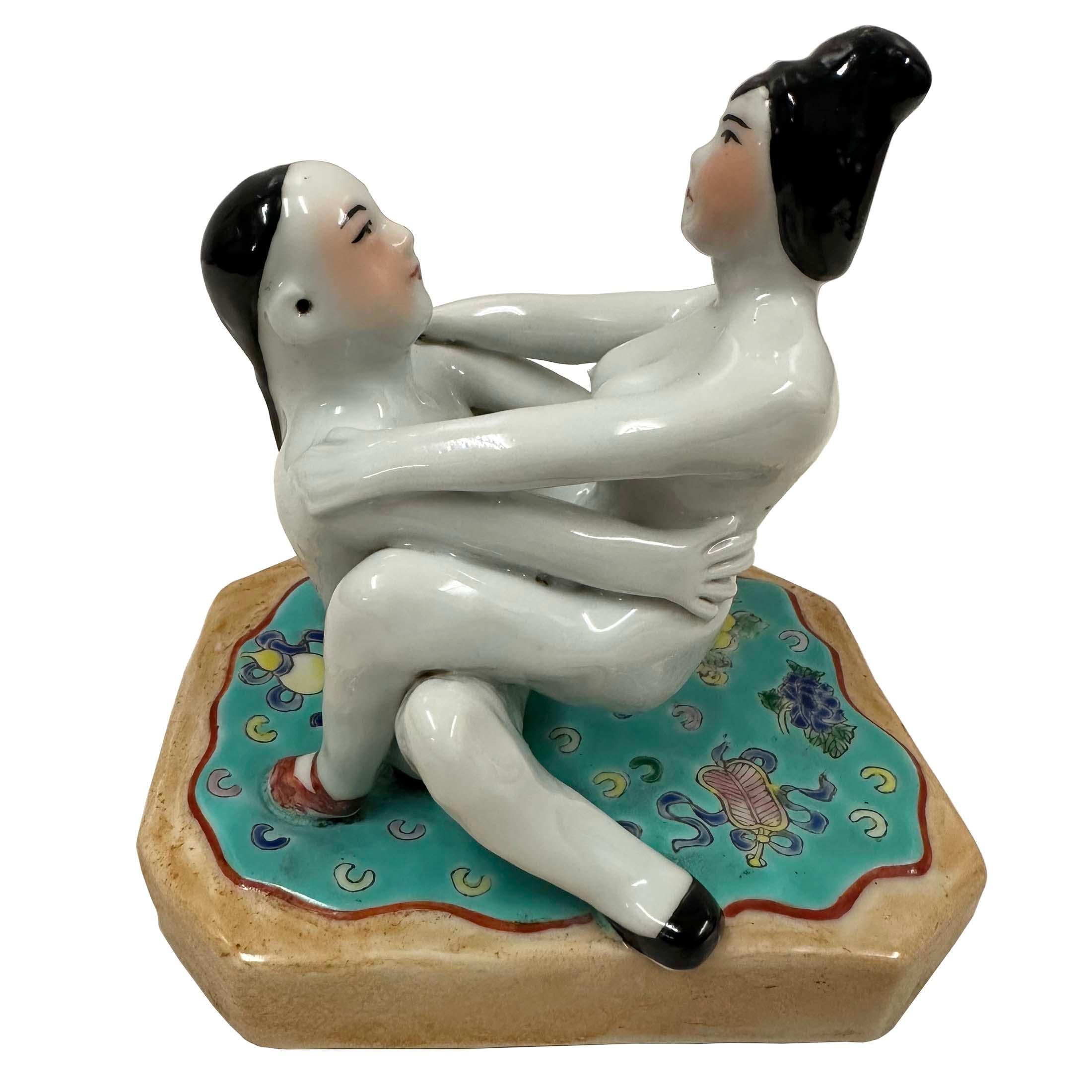 Fatto a mano Figurina erotica cinese in porcellana dei primi anni del XX secolo in vendita