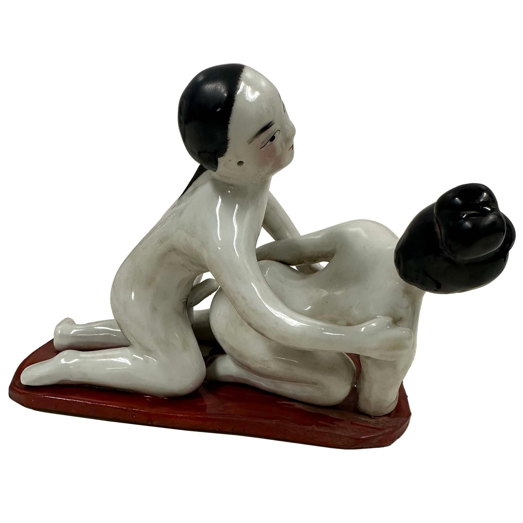 Figurine érotique en porcelaine chinoise du début du 20e siècle Bon état - En vente à Pomona, CA