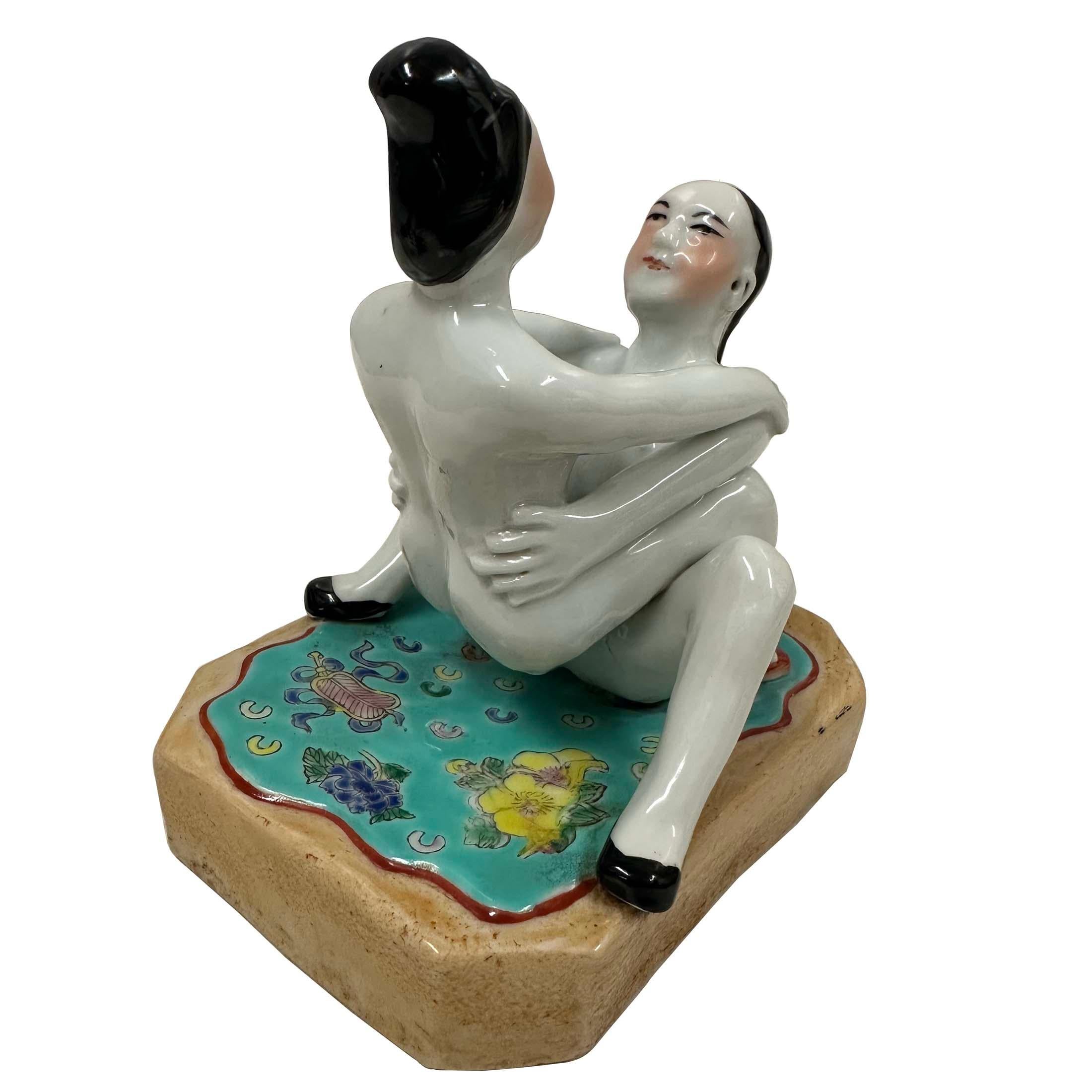 Figurina erotica cinese in porcellana dei primi anni del XX secolo in vendita 1