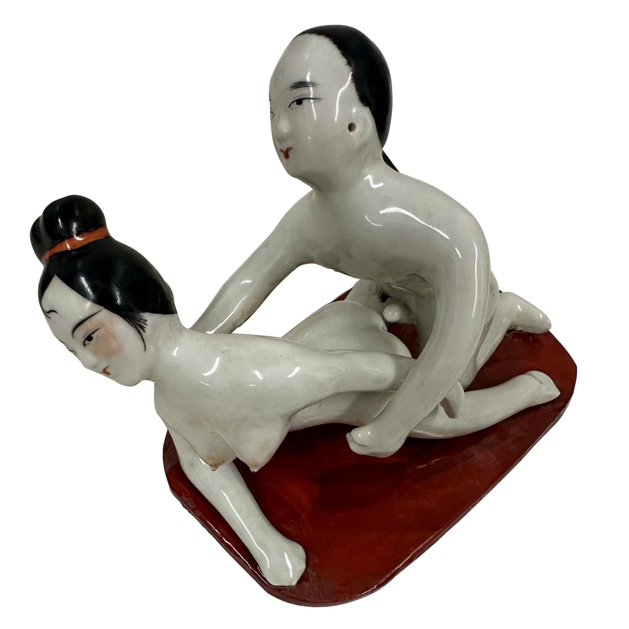 Figurine érotique en porcelaine chinoise du début du 20e siècle en vente 1