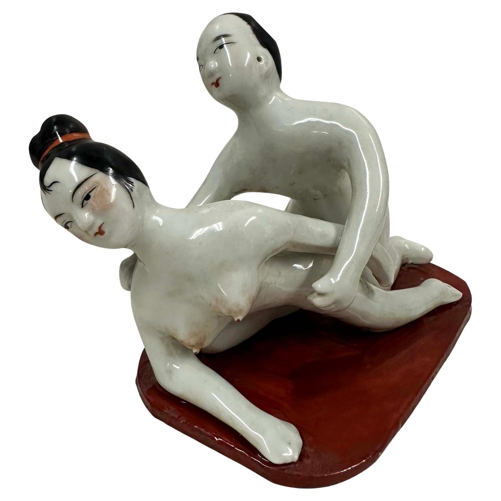 Figurine érotique en porcelaine chinoise du début du 20e siècle en vente