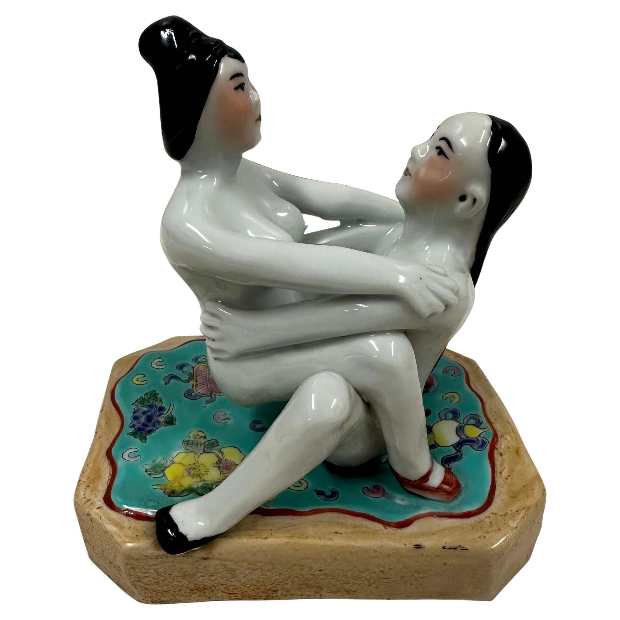 Figurine érotique en porcelaine chinoise du début du 20e siècle