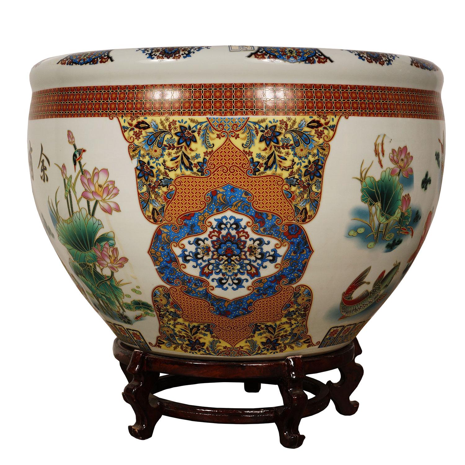 Très grand bol chinois en porcelaine de la famille rose. Il s'agit d'un pot à poisson en porcelaine fait et peint à la main, avec un épais anneau en forme de nez de taureau sur le dessus. Un magnifique poisson et un motif de lotus peints à la main