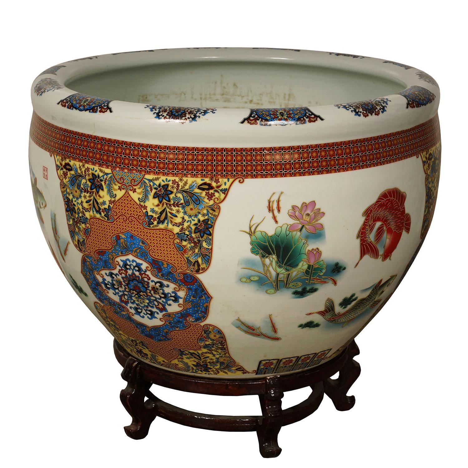 Early 20th Century Antique Chinese Famille Rose Porcelain Fish Bowl, Planter In Good Condition For Sale In Pomona, CA