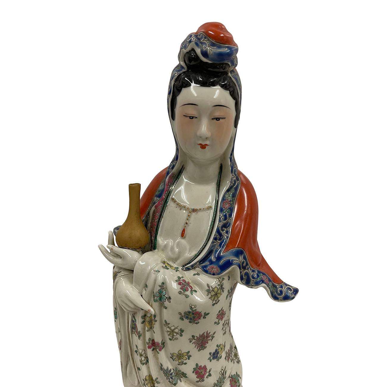 Regardez cette magnifique statuette chinoise ancienne en porcelaine Famille-Rose Kwan Yin. Il présente des travaux de sculpture à la main très détaillés. Tout est fait à la main et Kwan Yin se tient sur la plateforme du lotus. Vous pouvez voir sur
