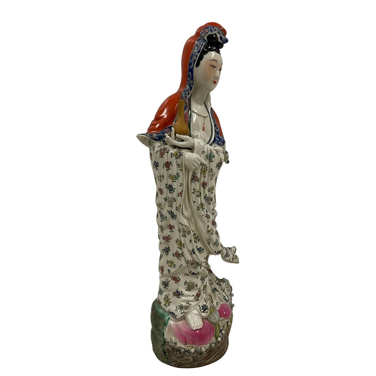 Early 20th Century Antique Chinese Famille-Rose Porcelain Kwan Yin Statuary For Sale 1