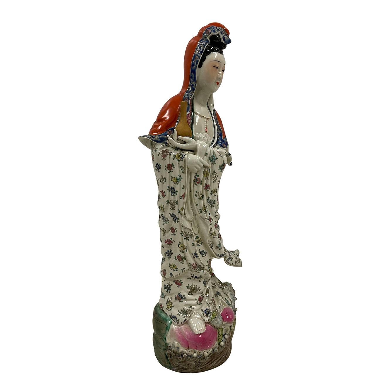 20ième siècle Statue chinoise ancienne en porcelaine famille rose Kwan Yin du début du XXe siècle en vente