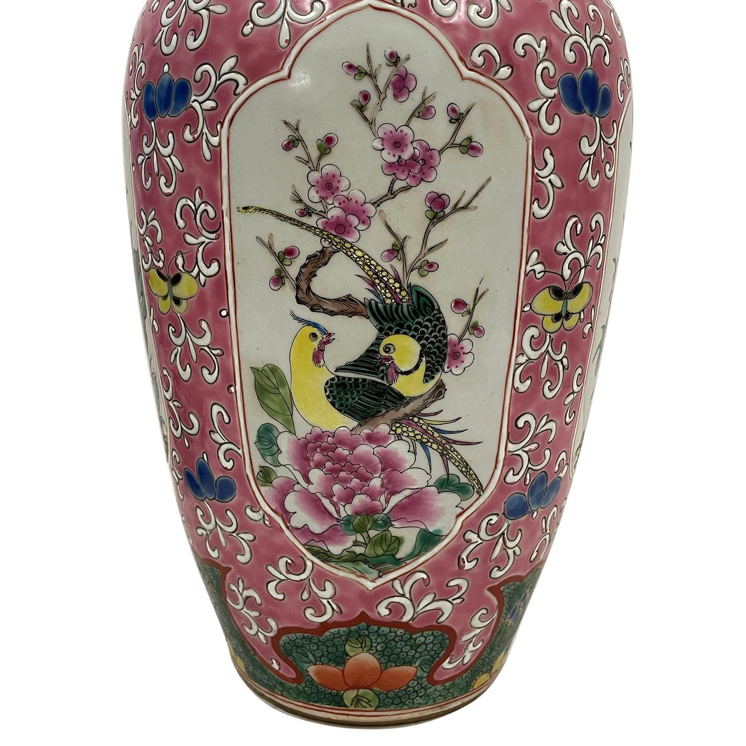 Hand-Painted Early-20th Century Antique Chinese Famille Rose Porcelain Vase For Sale