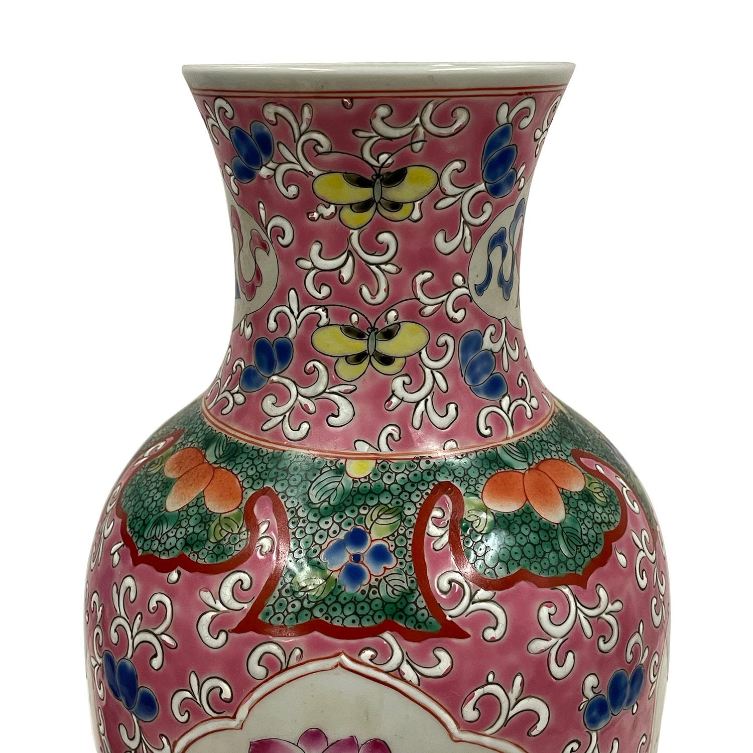 Early-20th Century Antique Chinese Famille Rose Porcelain Vase In Good Condition For Sale In Pomona, CA