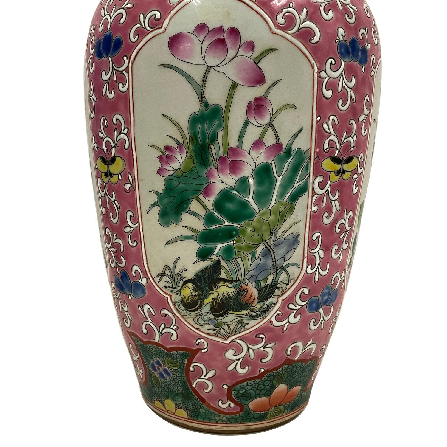 Early-20th Century Antique Chinese Famille Rose Porcelain Vase For Sale 1